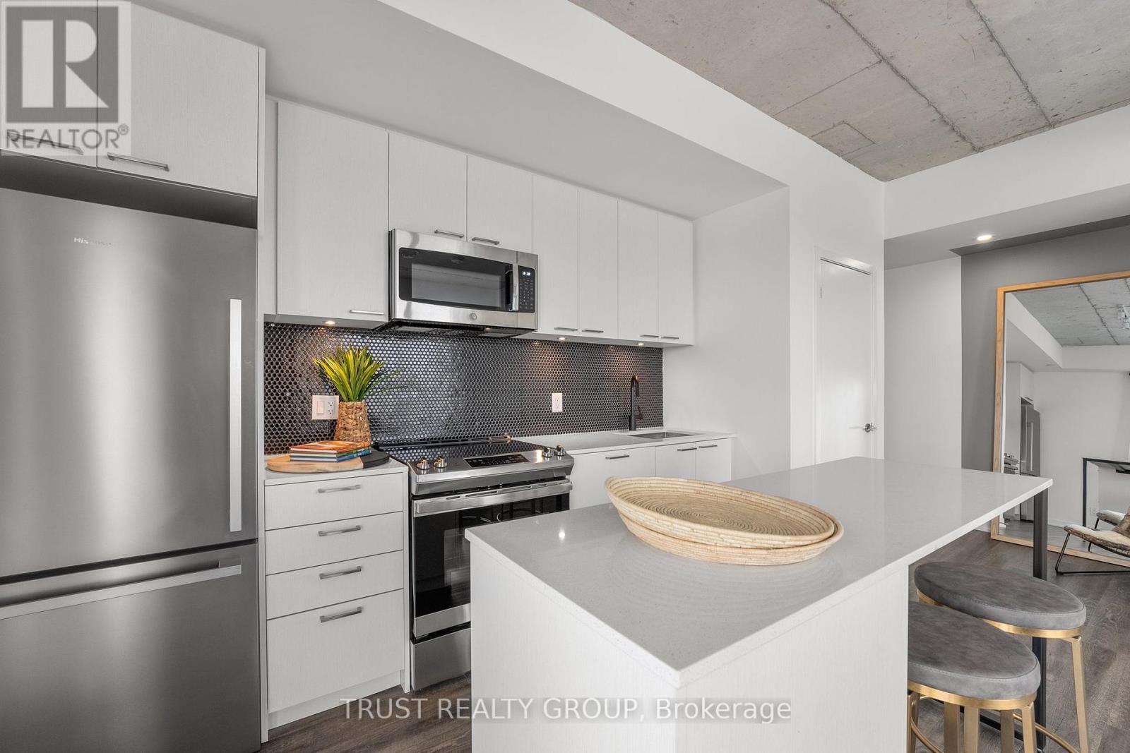 911 - 1808 St. Clair Avenue W, Toronto, ON - Indoor Photo Showing Kitchen