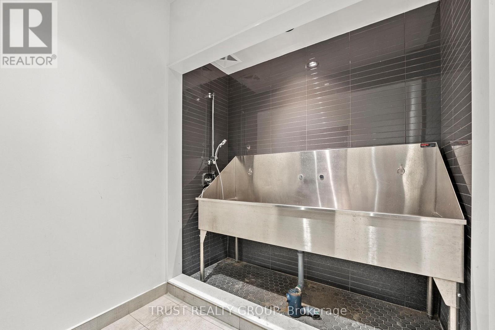 911 - 1808 St. Clair Avenue W, Toronto, ON - Indoor