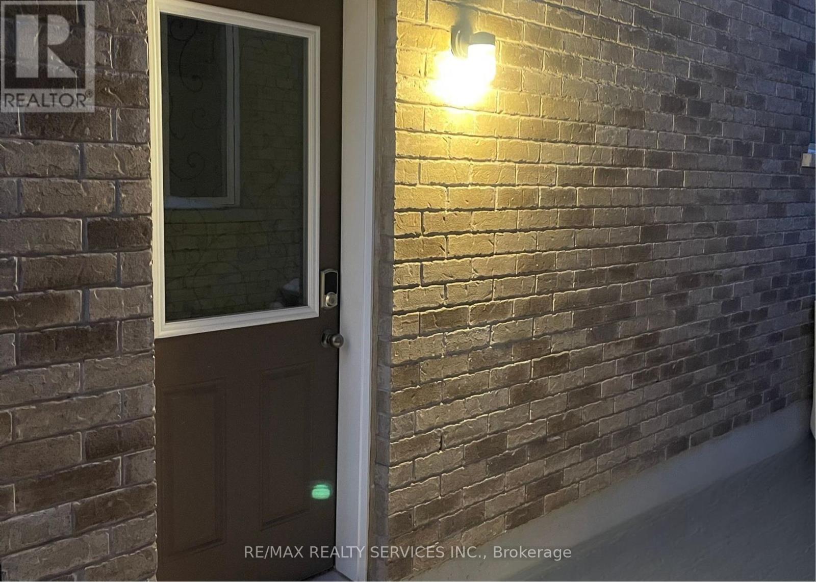 SEPARATE SIDE ENTRANCE - 34 Ebury (Lower) Drive, Brampton, ON -