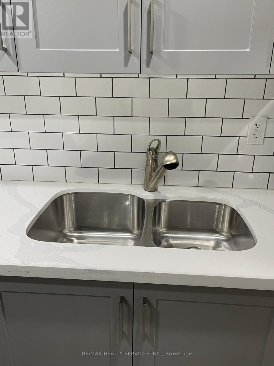 34 Ebury (Lower) Drive, Brampton, ON - Indoor Photo Showing Kitchen With Double Sink