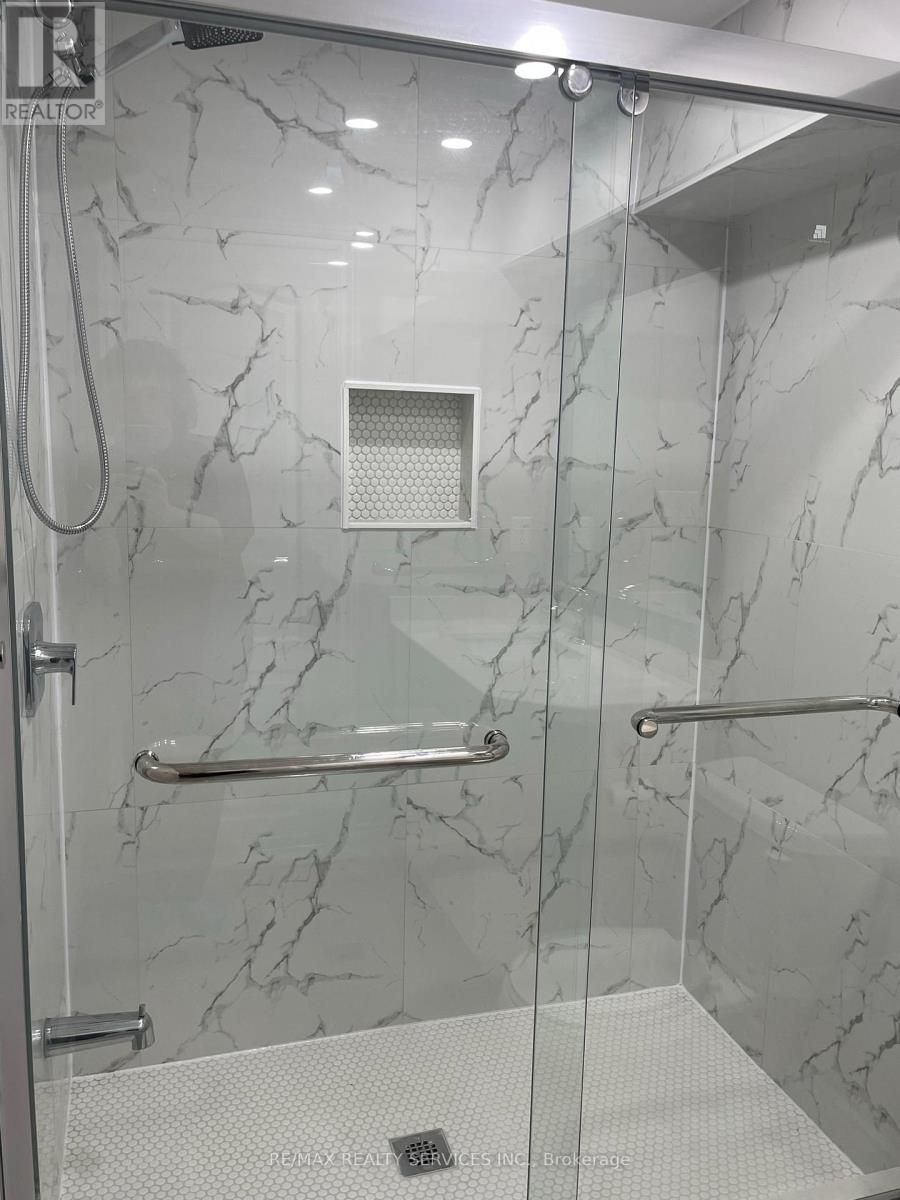 34 Ebury (Lower) Drive, Brampton, ON - Indoor Photo Showing Bathroom