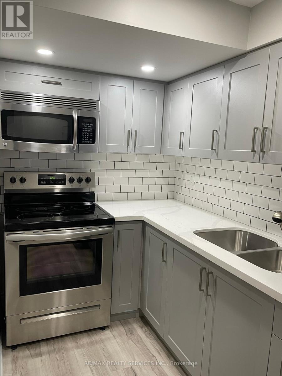 34 Ebury (Lower) Drive, Brampton, ON - Indoor Photo Showing Kitchen With Stainless Steel Kitchen With Double Sink With Upgraded Kitchen