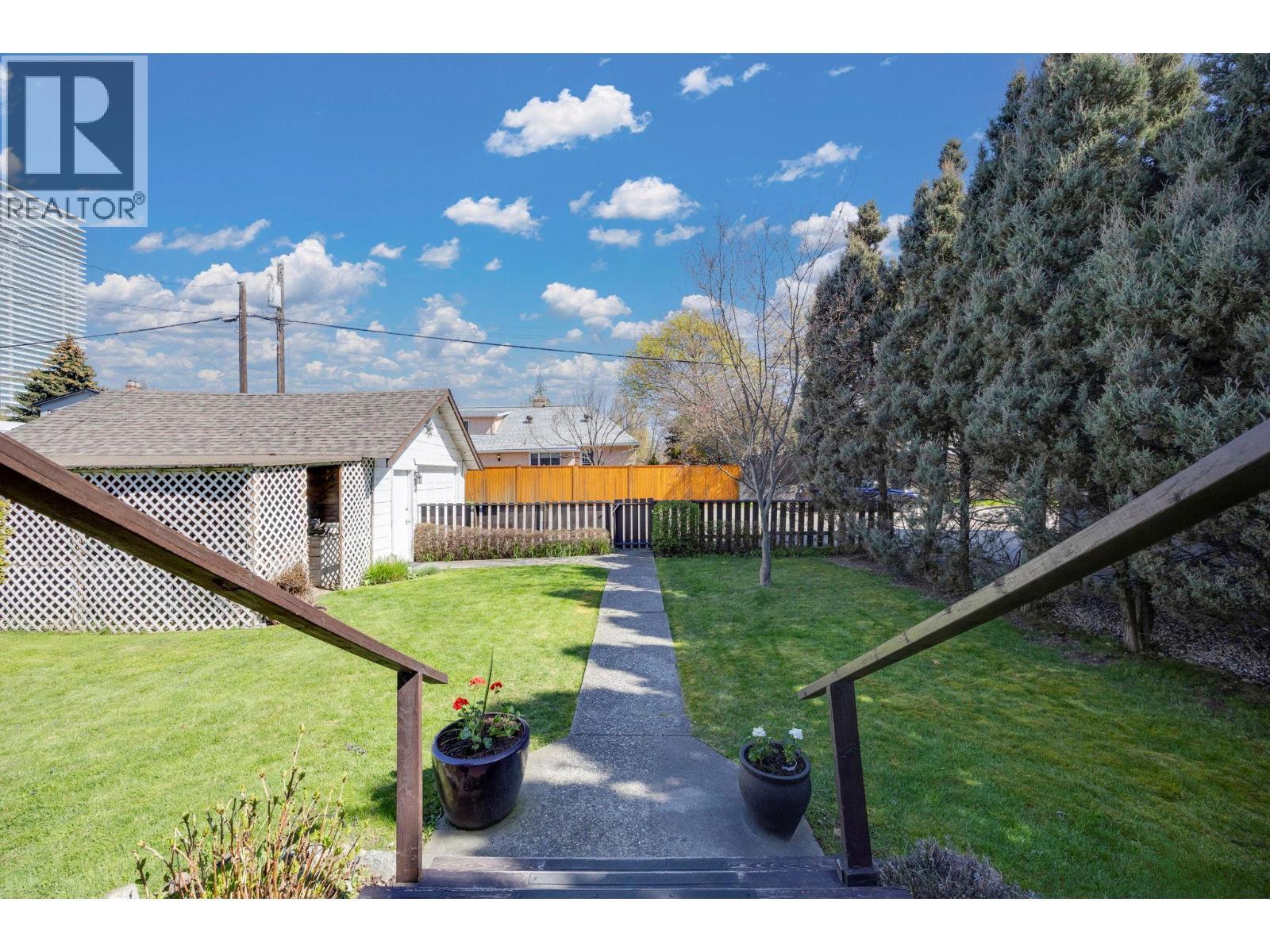 1830 Riverside Avenue, Kelowna, BC - Outdoor