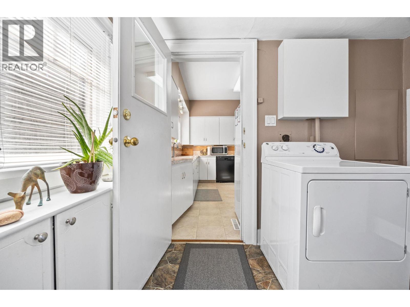 1830 Riverside Avenue, Kelowna, BC - Indoor Photo Showing Laundry Room