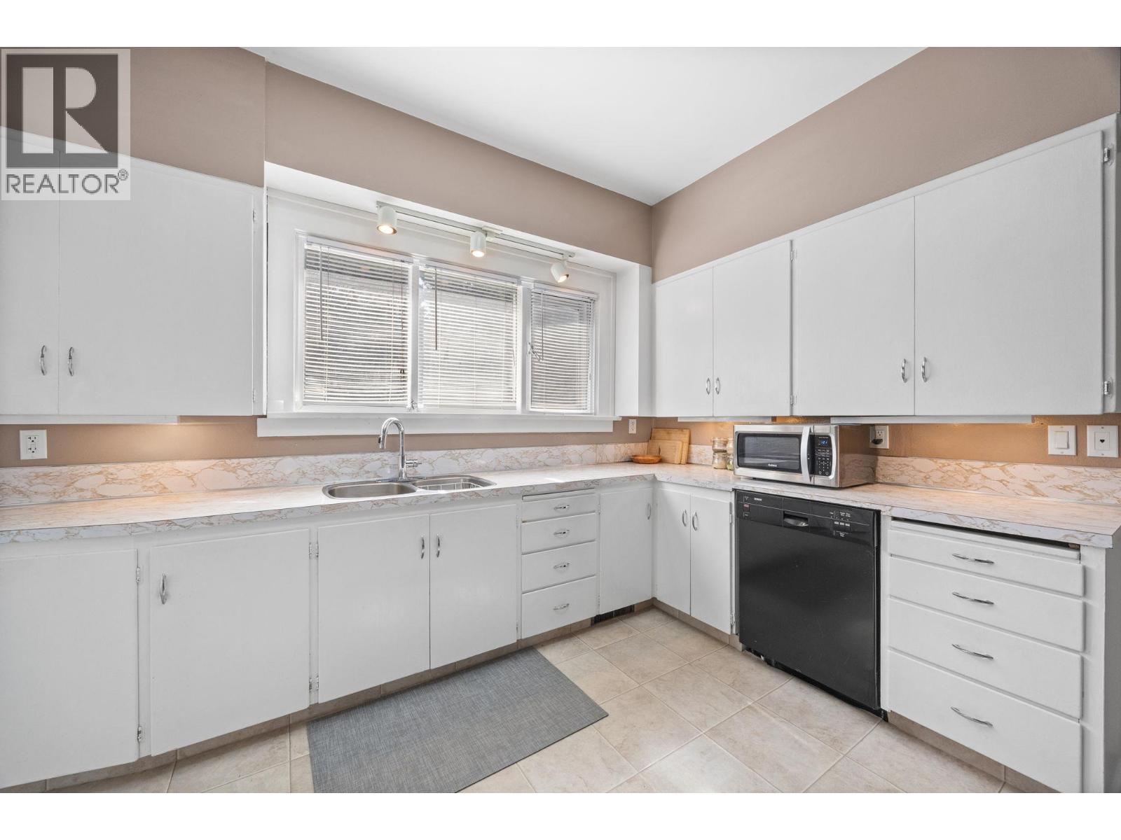 1830 Riverside Avenue, Kelowna, BC - Indoor Photo Showing Kitchen With Double Sink