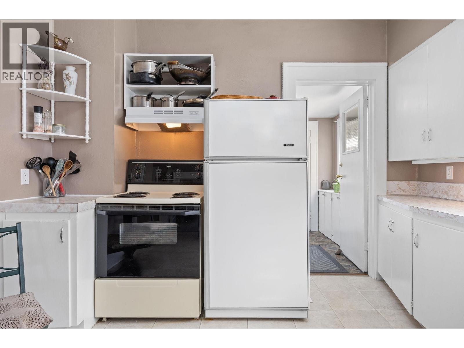 1830 Riverside Avenue, Kelowna, BC - Indoor Photo Showing Kitchen