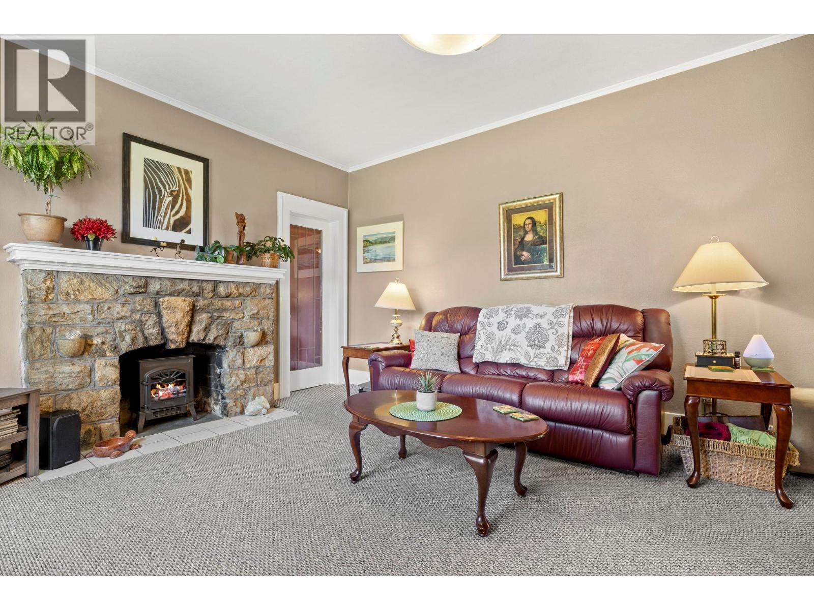 1830 Riverside Avenue, Kelowna, BC - Indoor Photo Showing Living Room With Fireplace