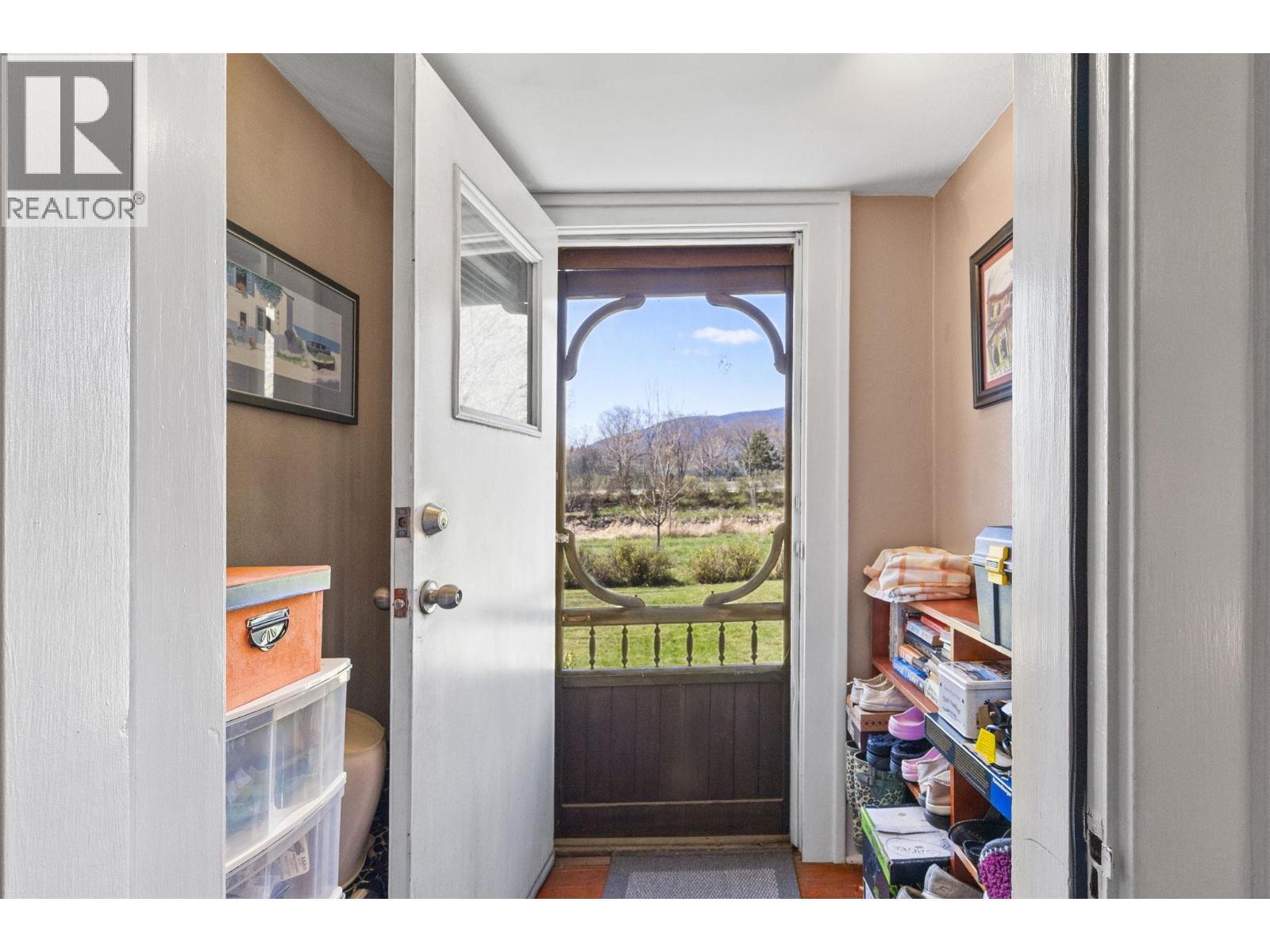 1830 Riverside Avenue, Kelowna, BC - Indoor Photo Showing Other Room