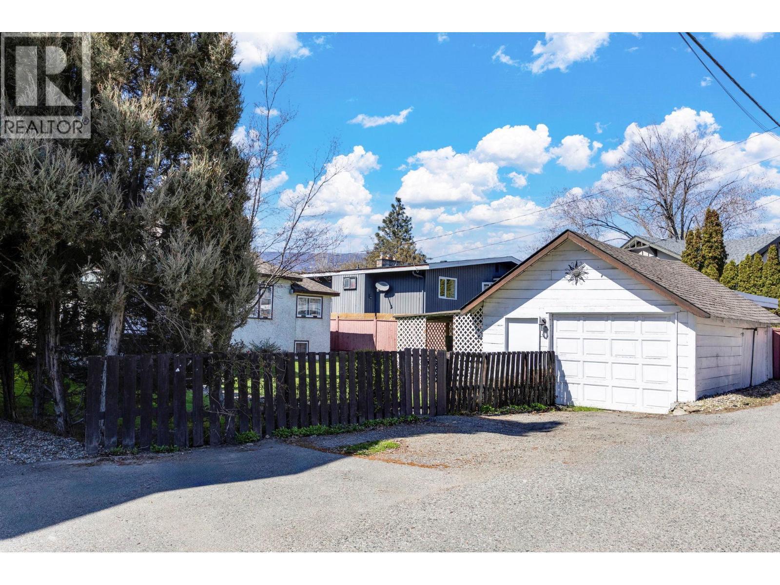1830 Riverside Avenue, Kelowna, BC - Outdoor