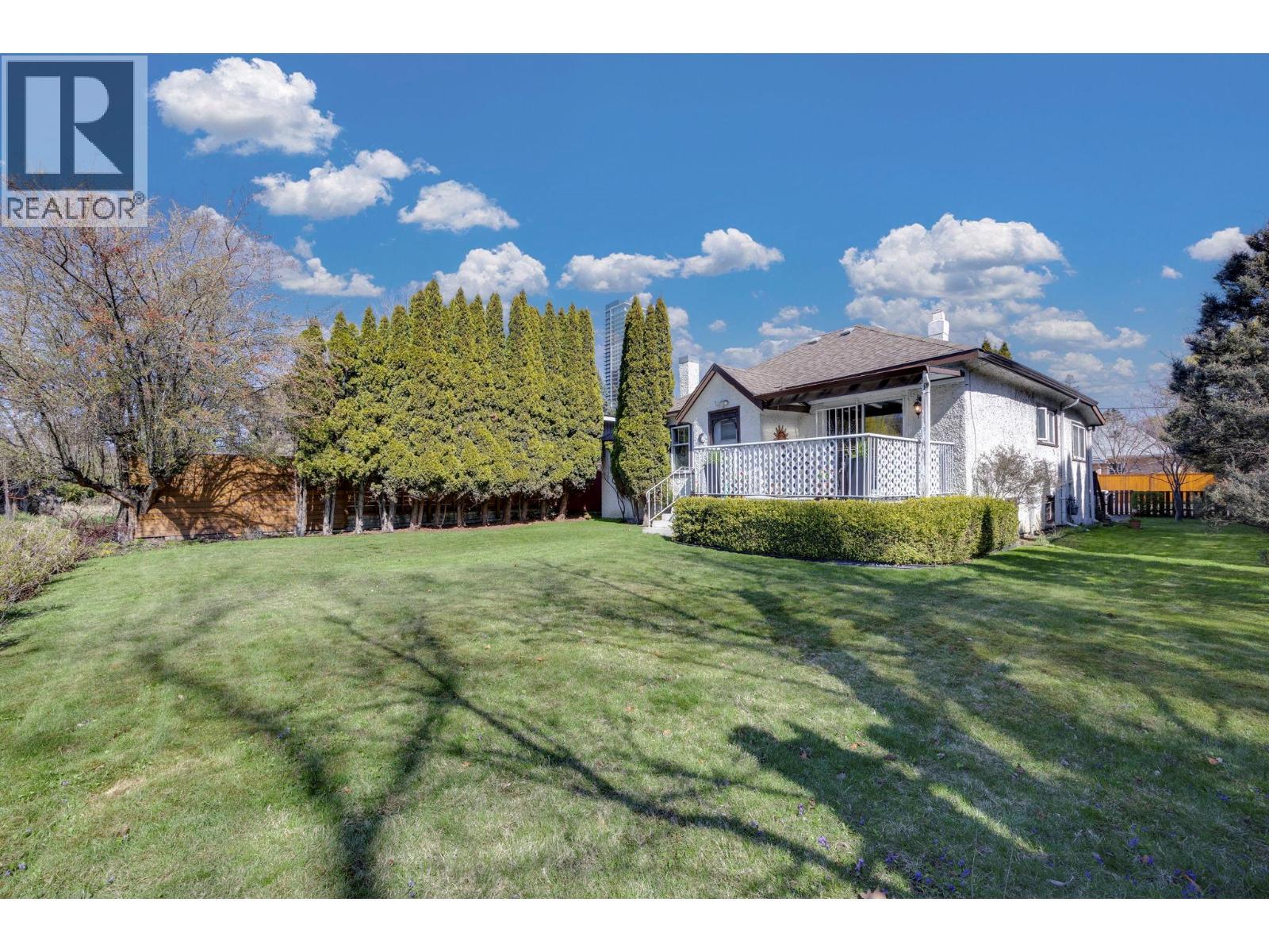 1830 Riverside Avenue, Kelowna, BC - Outdoor With Deck Patio Veranda