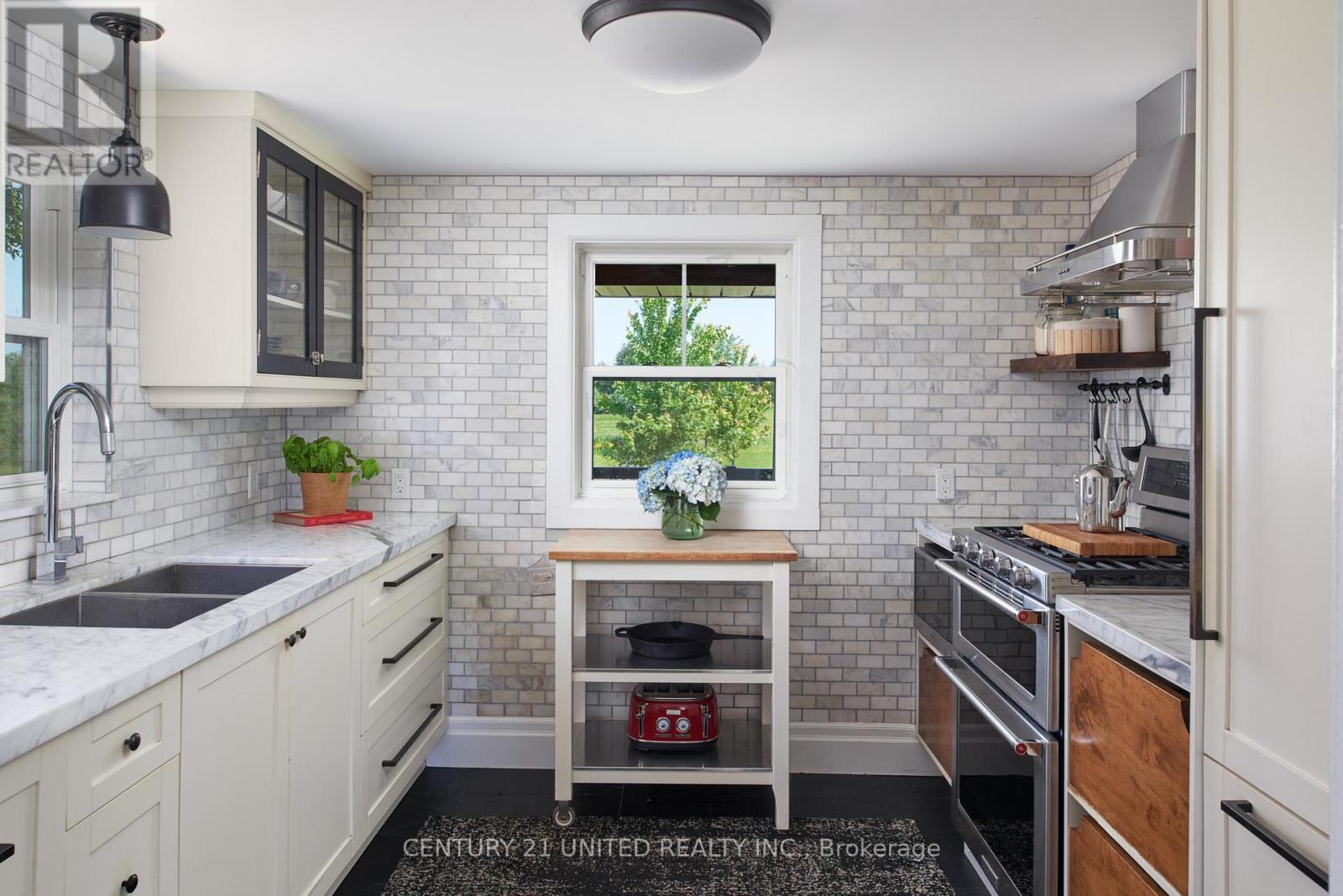 1662 11Th Line, Selwyn, ON - Indoor Photo Showing Kitchen With Double Sink With Upgraded Kitchen