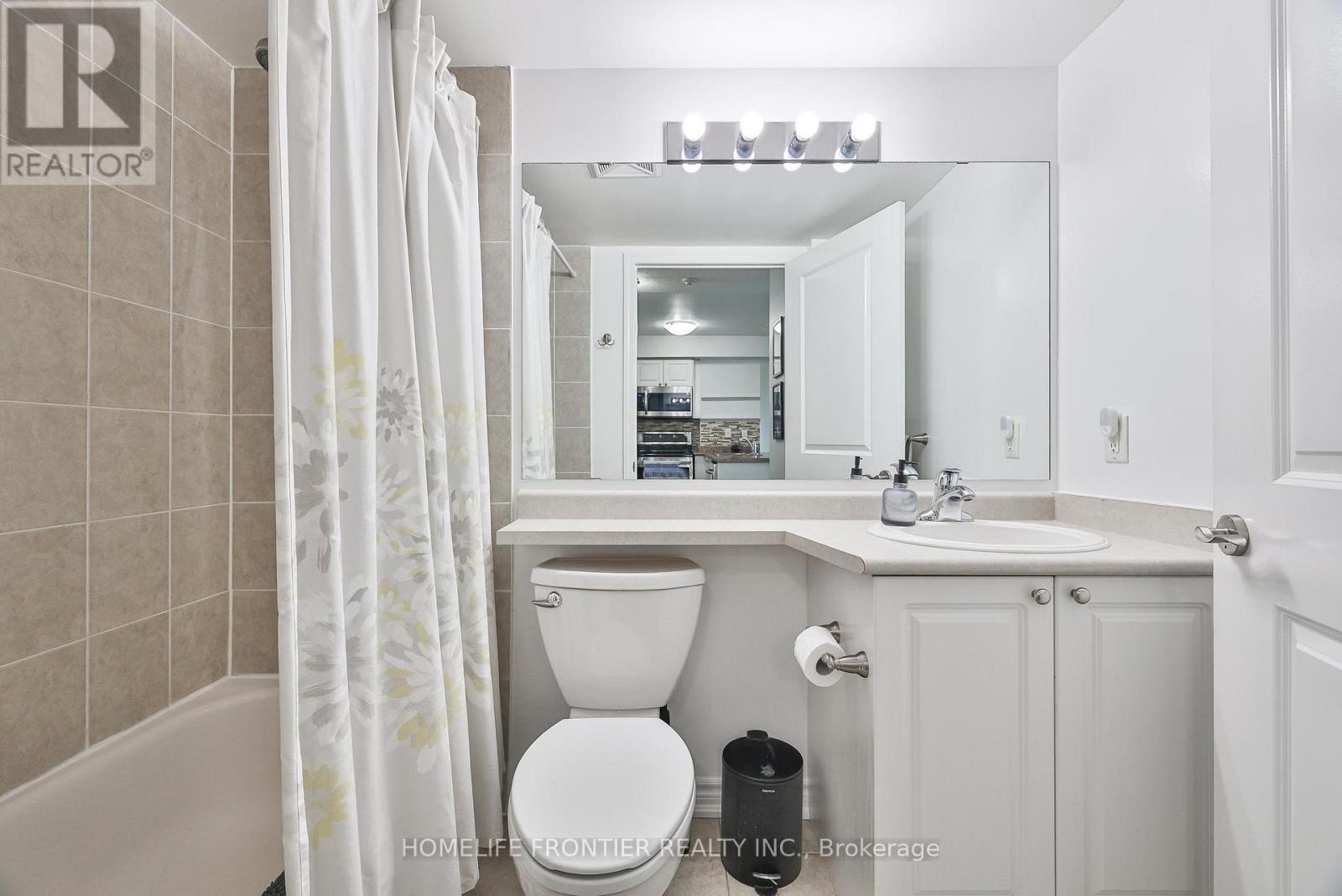 201 - 920 Sheppard Avenue W, Toronto, ON - Indoor Photo Showing Bathroom