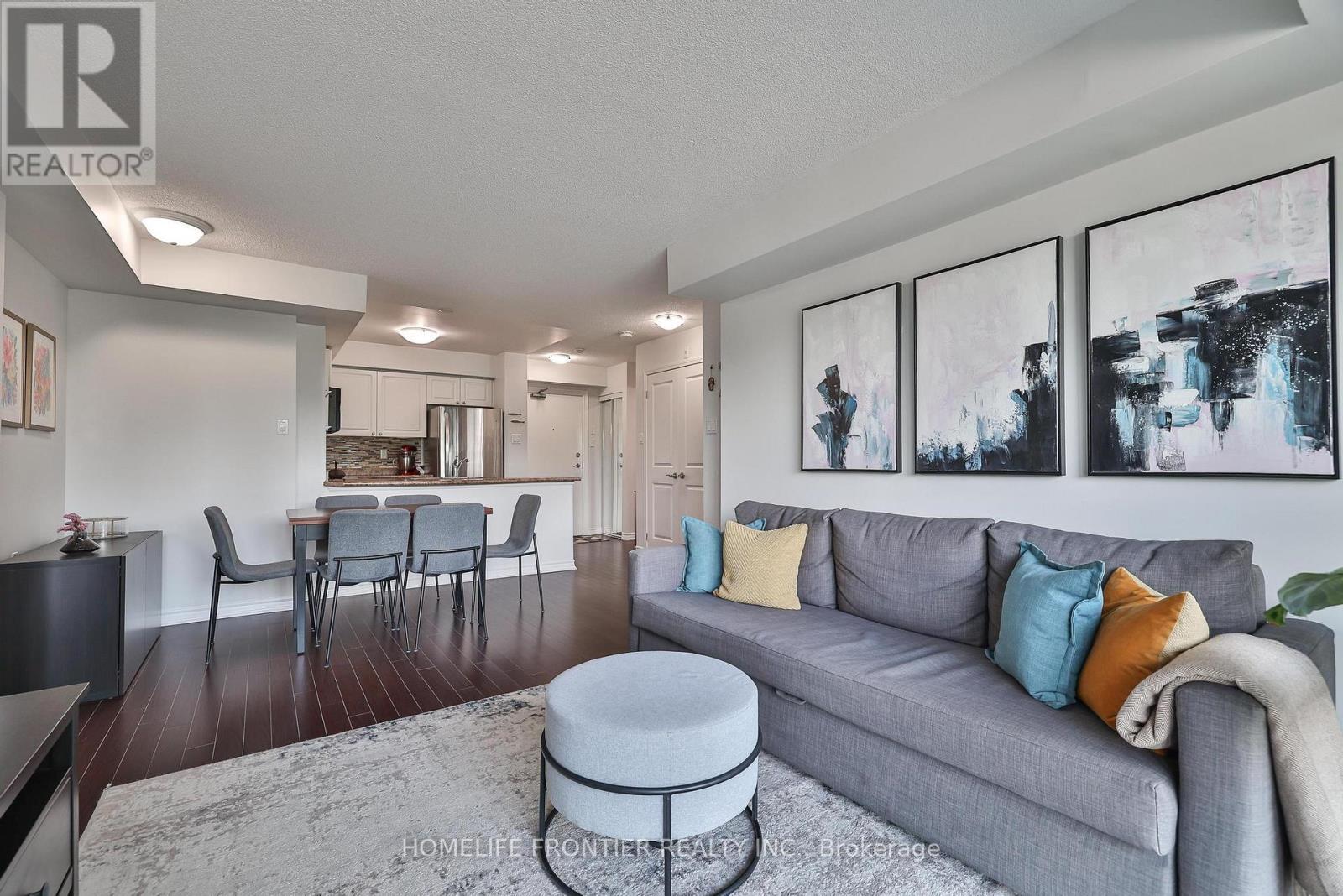 201 - 920 Sheppard Avenue W, Toronto, ON - Indoor Photo Showing Living Room