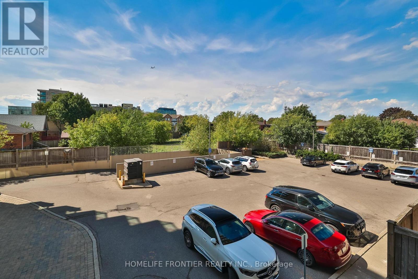 201 - 920 Sheppard Avenue W, Toronto, ON - Outdoor