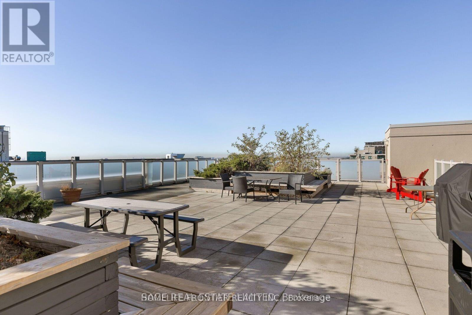 201 - 920 Sheppard Avenue W, Toronto, ON - Outdoor