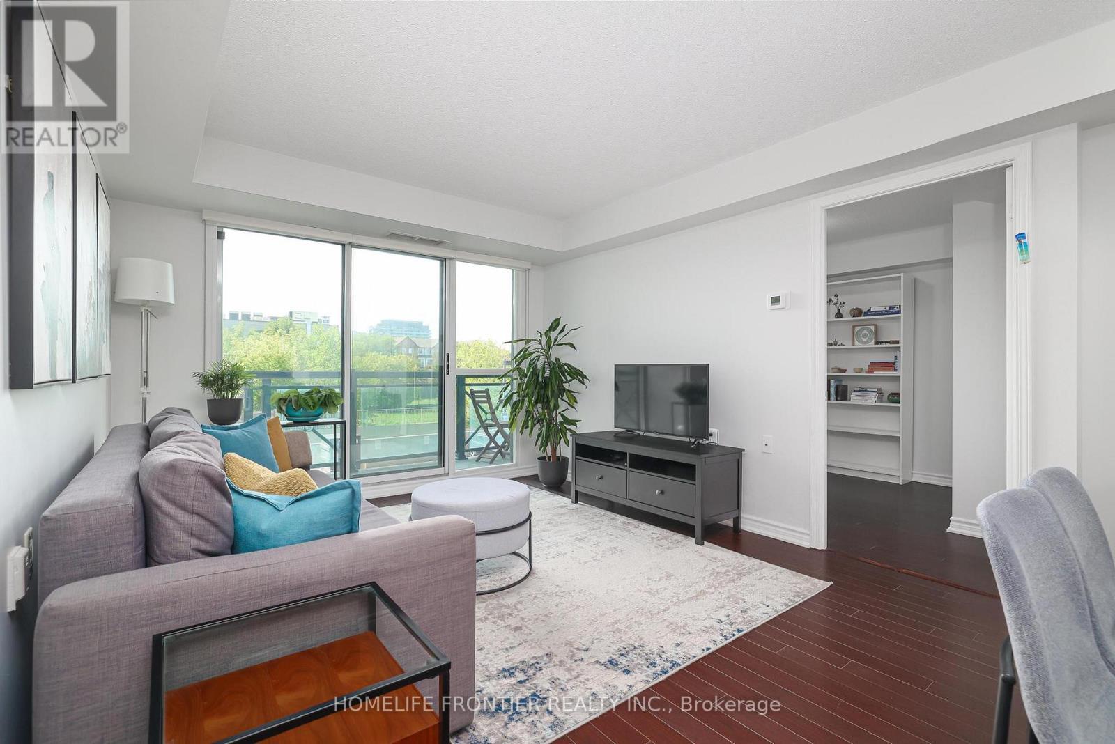 201 - 920 Sheppard Avenue W, Toronto, ON - Indoor Photo Showing Living Room