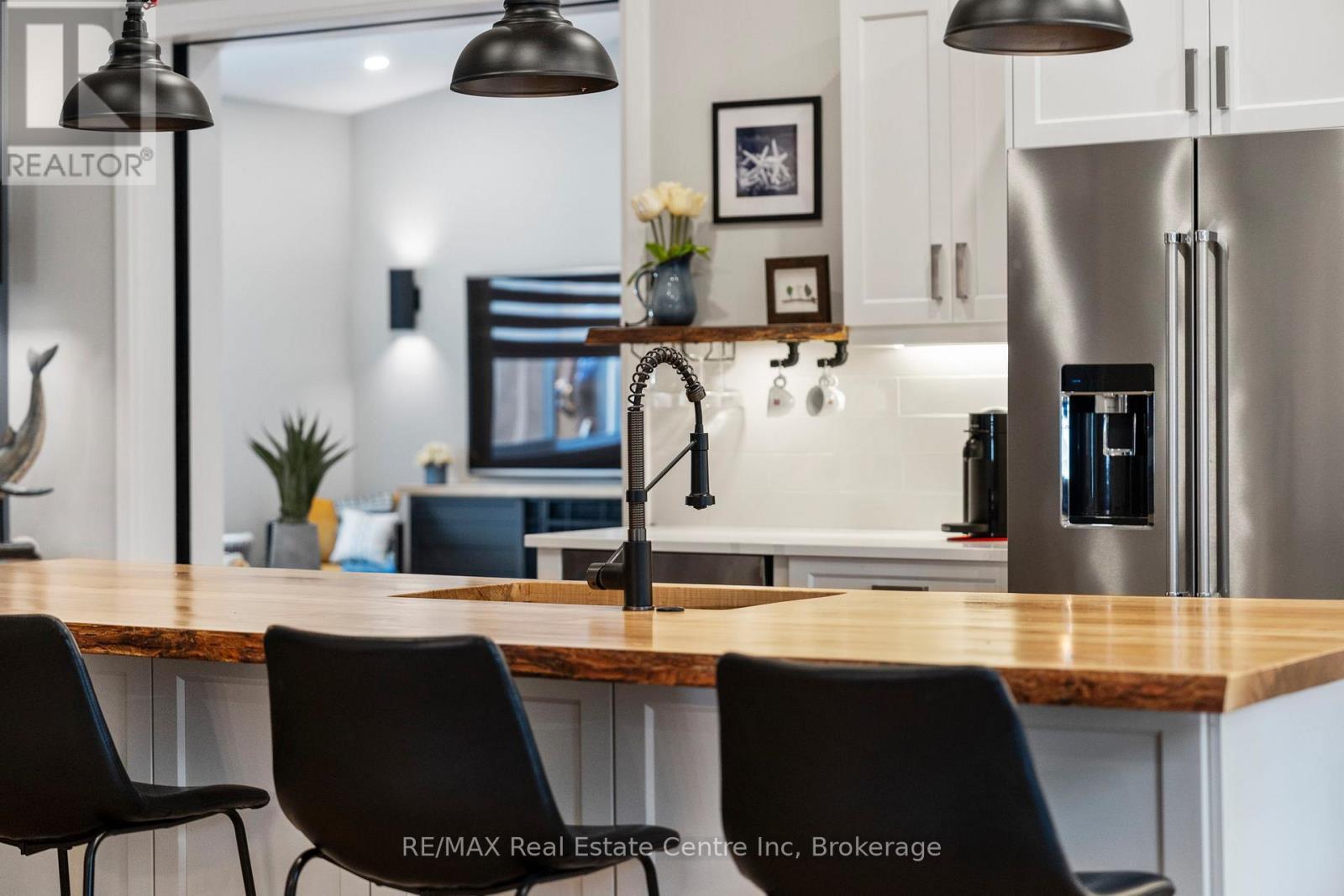 1283 Swan Street, North Dumfries, ON - Indoor Photo Showing Kitchen With Double Sink With Upgraded Kitchen