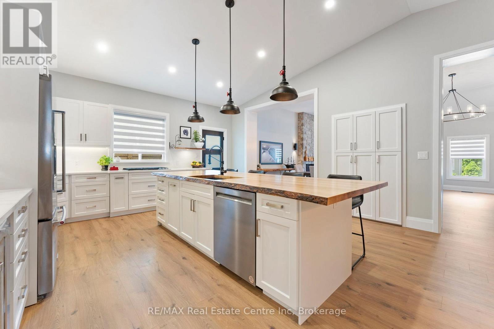 1283 Swan Street, North Dumfries, ON - Indoor Photo Showing Kitchen With Upgraded Kitchen