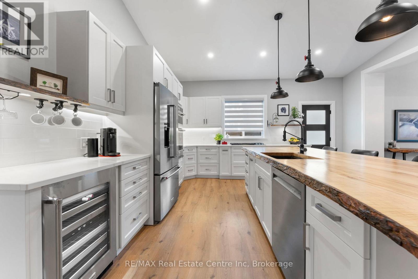 1283 Swan Street, North Dumfries, ON - Indoor Photo Showing Kitchen With Upgraded Kitchen