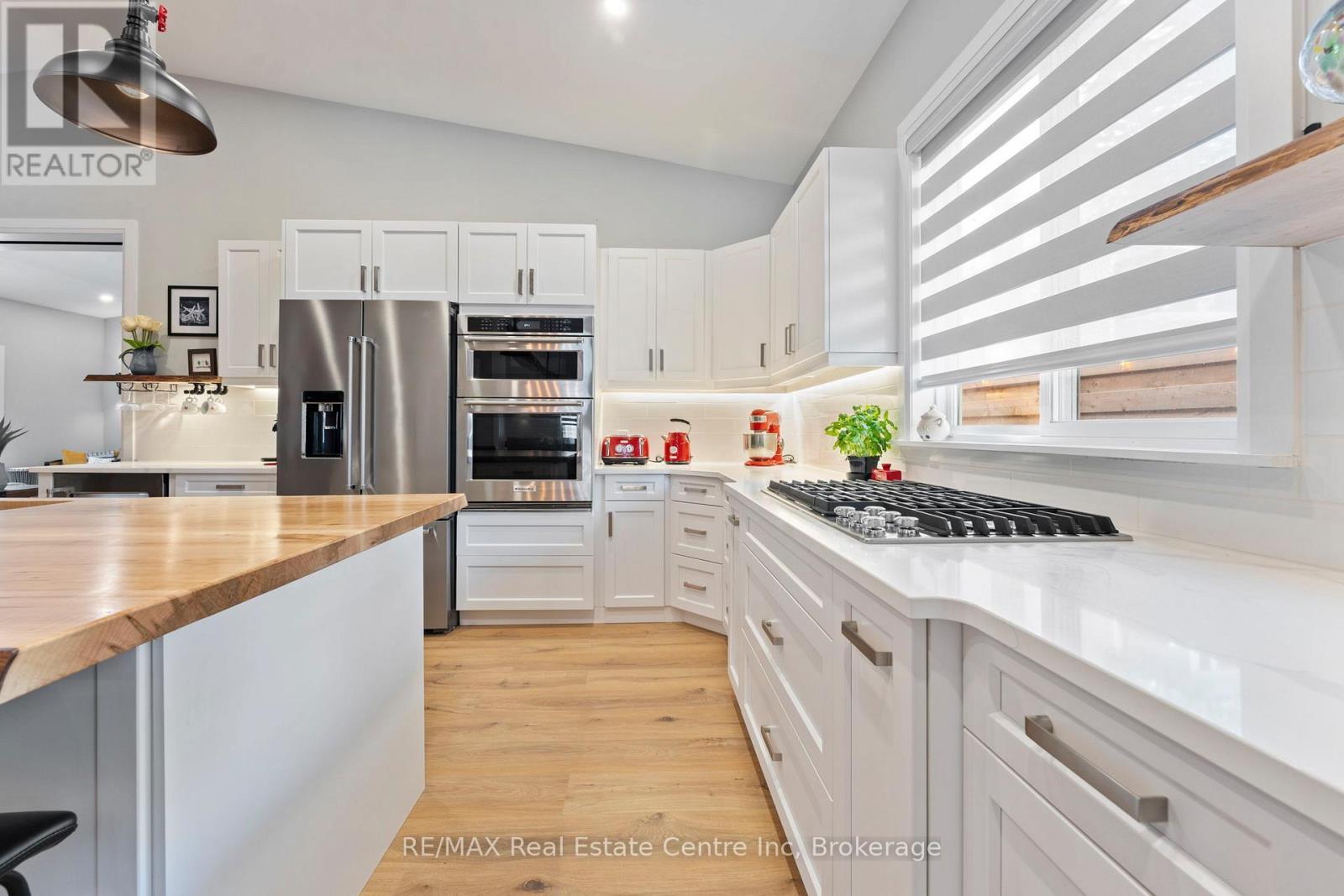 1283 Swan Street, North Dumfries, ON - Indoor Photo Showing Kitchen With Upgraded Kitchen