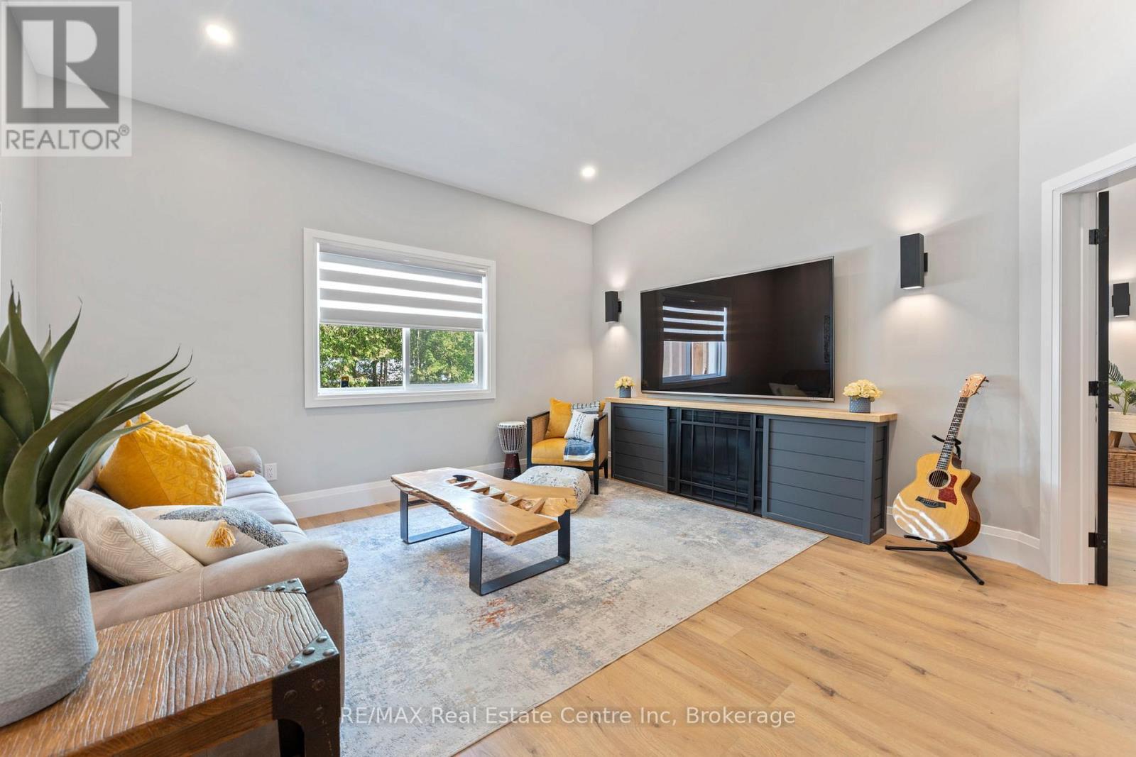 1283 Swan Street, North Dumfries, ON - Indoor Photo Showing Living Room