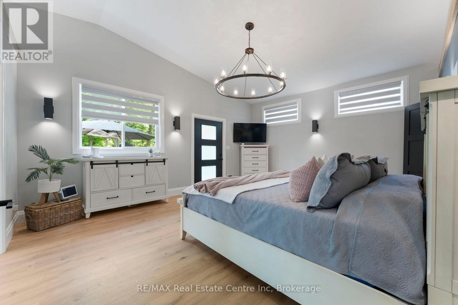 1283 Swan Street, North Dumfries, ON - Indoor Photo Showing Bedroom