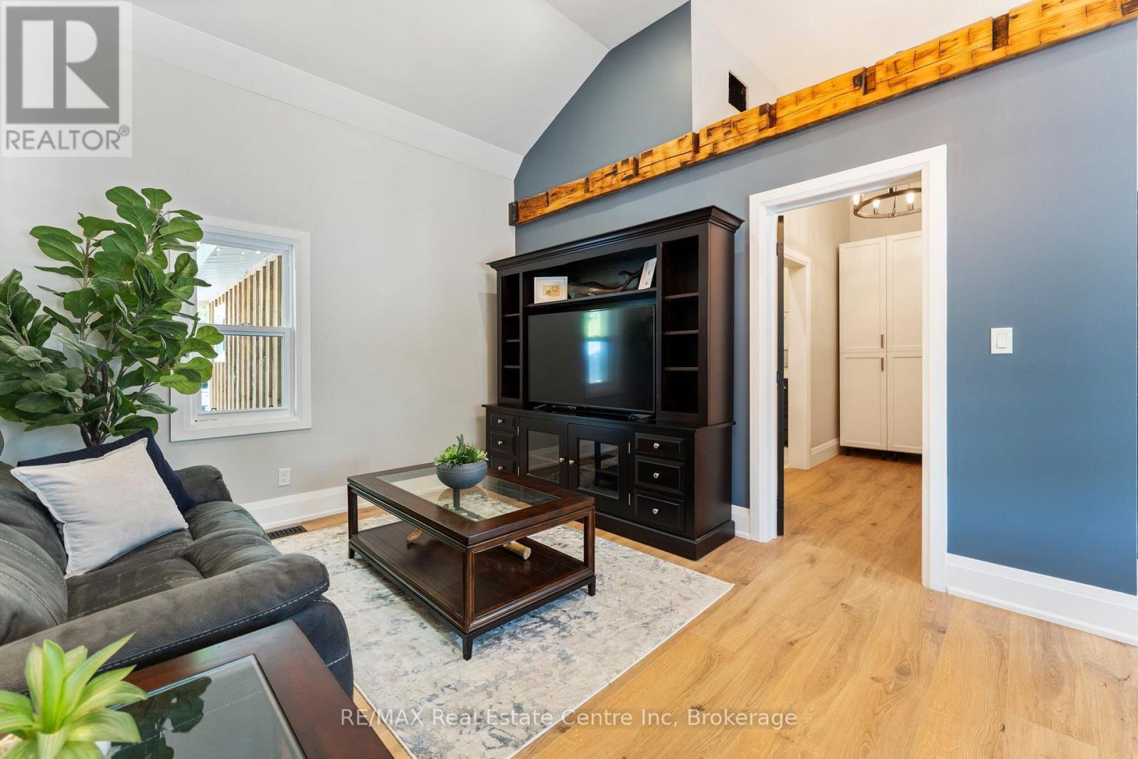 1283 Swan Street, North Dumfries, ON - Indoor Photo Showing Living Room