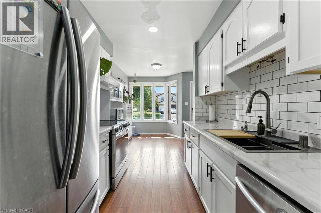 1 Conestoga Road, Woodstock, ON - Indoor Photo Showing Kitchen With Double Sink With Upgraded Kitchen
