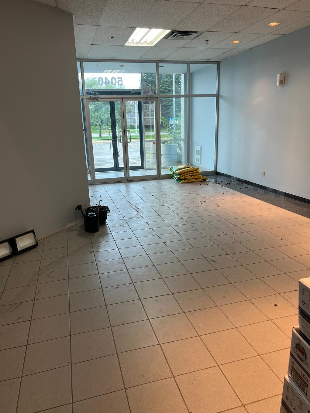 Réception - 5040 Rue Levy, Montréal (Saint-Laurent), QC