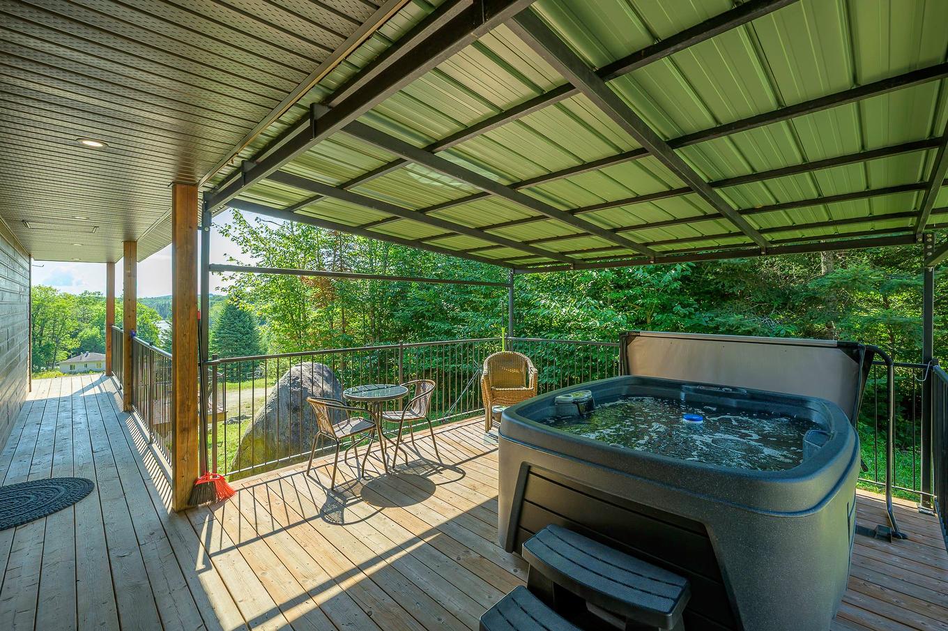Hot tub - 1696 Ch. Chapleau, Nominingue, QC - Outdoor With Deck Patio Veranda With Exterior