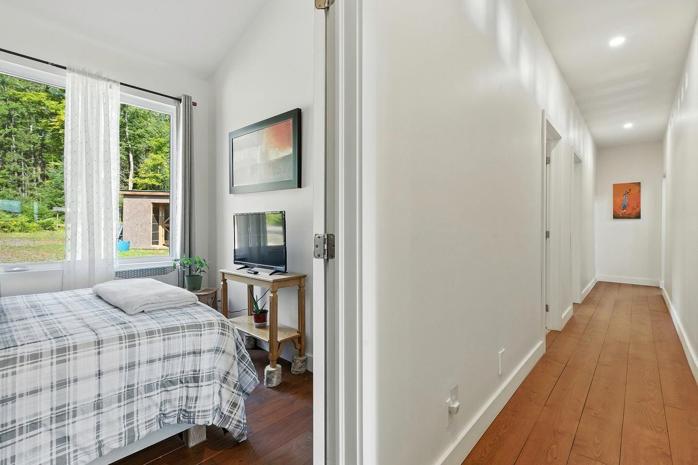 Passageway - 1696 Ch. Chapleau, Nominingue, QC - Indoor Photo Showing Bedroom