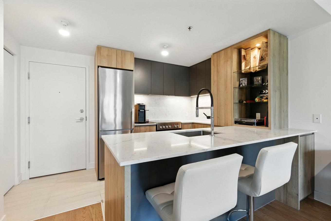 Cuisine - 813-170 Rue Rioux, Montréal (Le Sud-Ouest), QC - Indoor Photo Showing Kitchen With Upgraded Kitchen