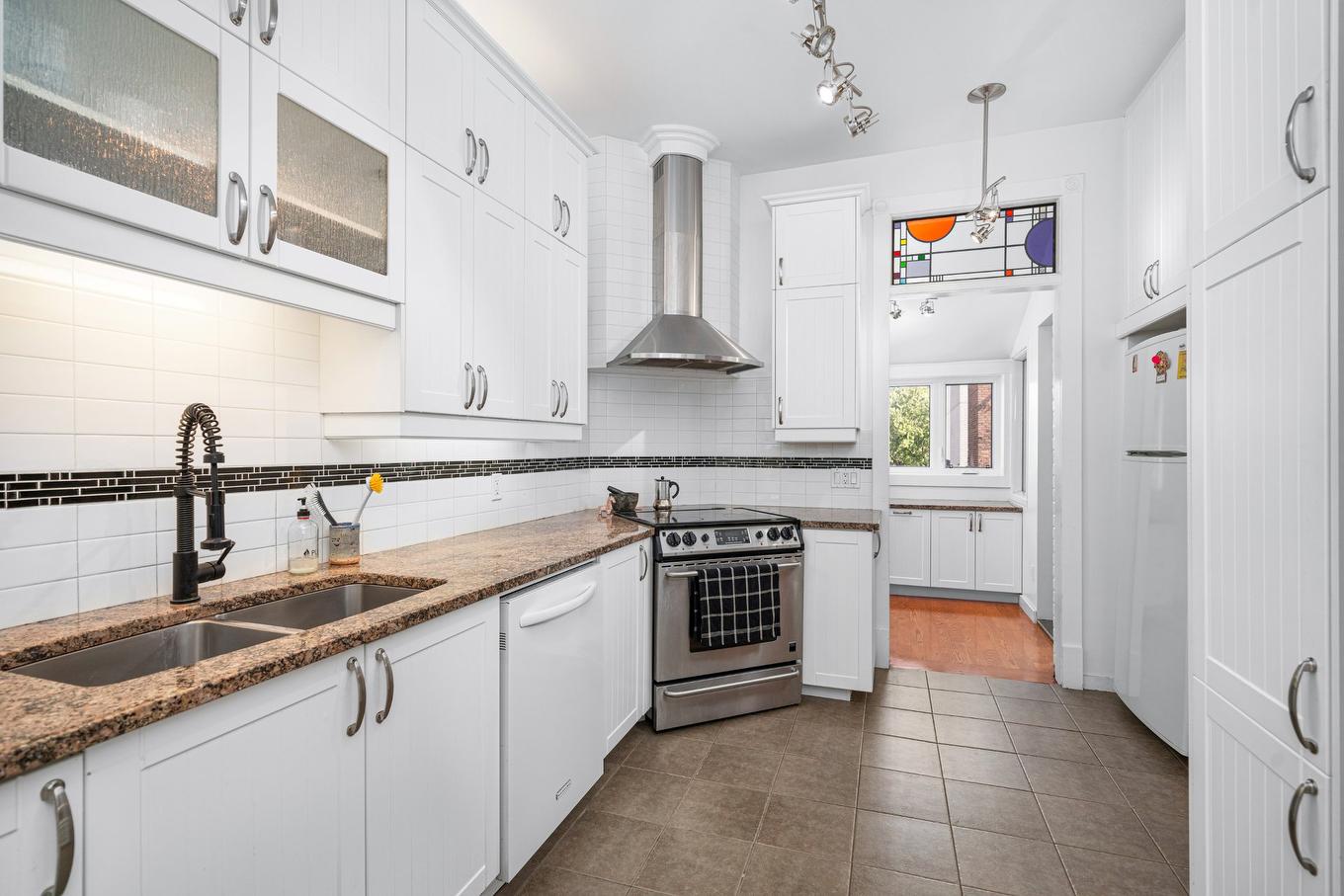 Kitchen - 2021 Rue De Bullion, Montréal (Ville-Marie), QC - Indoor Photo Showing Kitchen With Double Sink With Upgraded Kitchen
