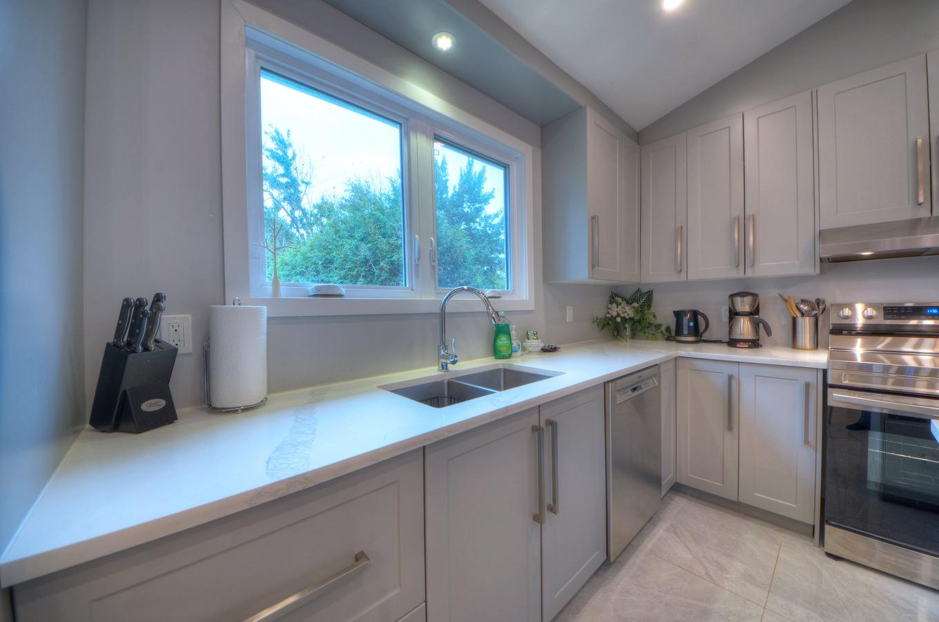 Kitchen - 6630 Rue Bruxelles, Brossard, QC - Indoor Photo Showing Kitchen With Double Sink