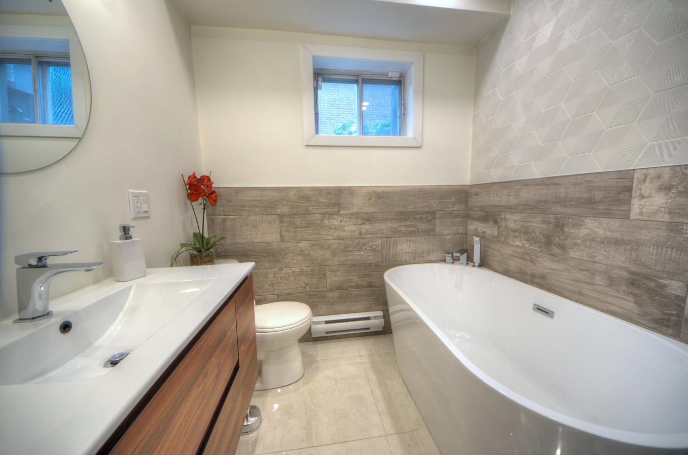 Bathroom - 6630 Rue Bruxelles, Brossard, QC - Indoor Photo Showing Bathroom