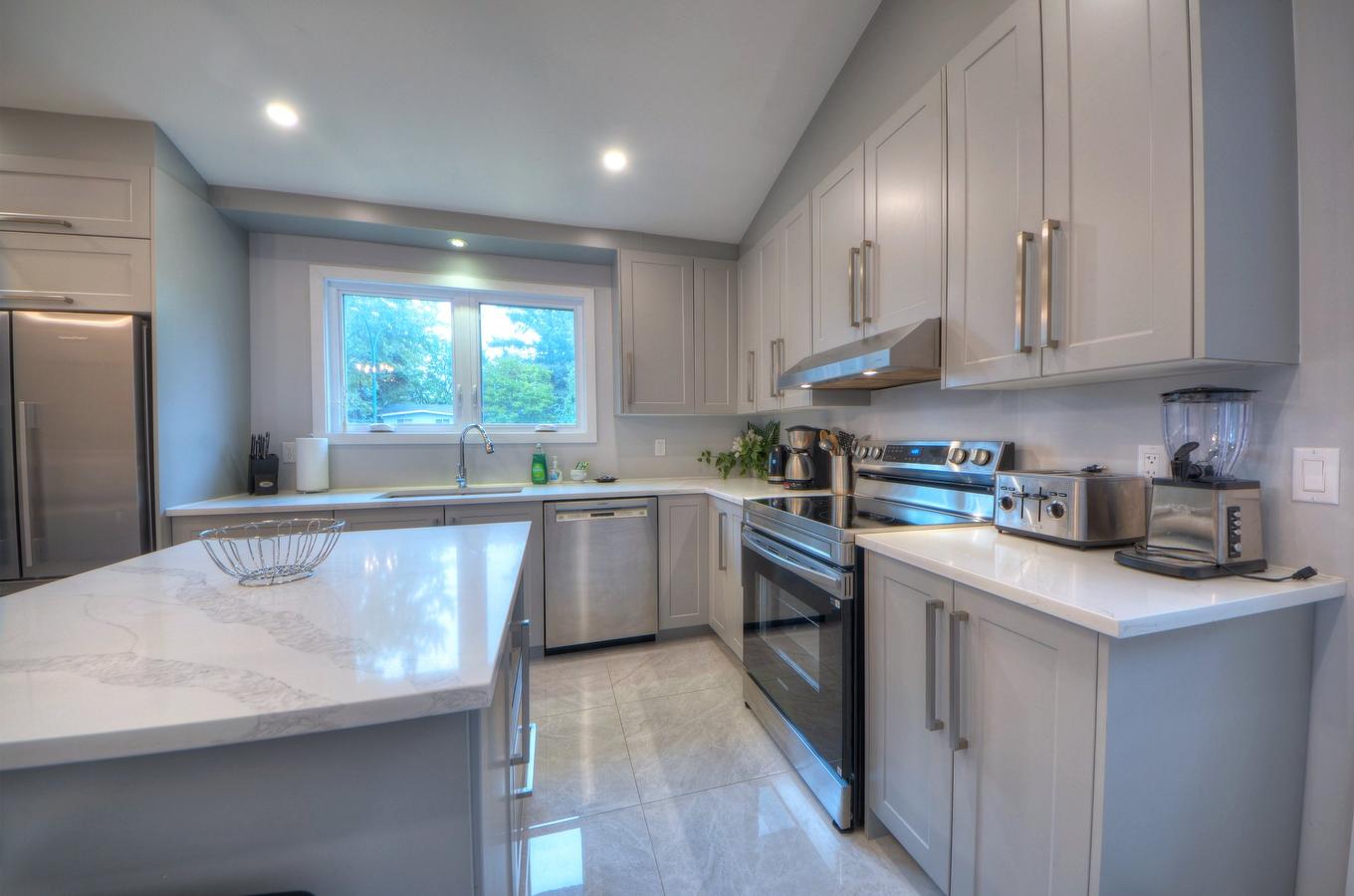 Kitchen - 6630 Rue Bruxelles, Brossard, QC - Indoor Photo Showing Kitchen With Upgraded Kitchen