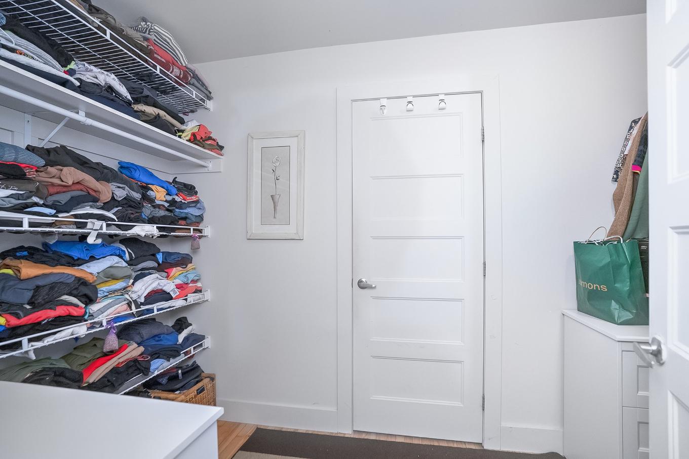 Walk-in closet - 1-3860 Rue St-Zotique E., Montréal (Rosemont/La Petite-Patrie), QC - Indoor Photo Showing Other Room