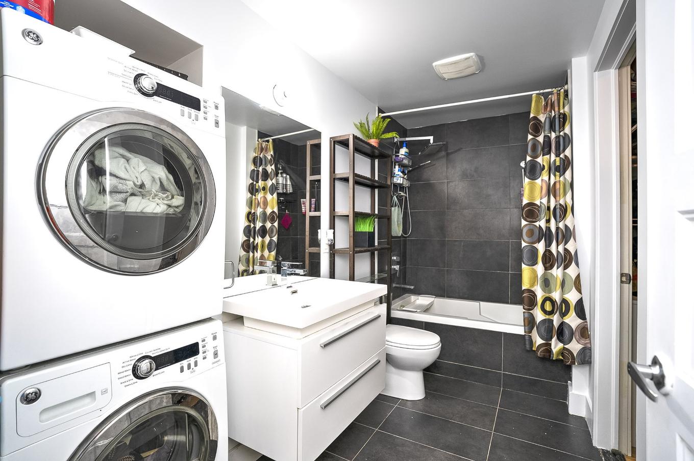 Bathroom - 1-3860 Rue St-Zotique E., Montréal (Rosemont/La Petite-Patrie), QC - Indoor Photo Showing Laundry Room