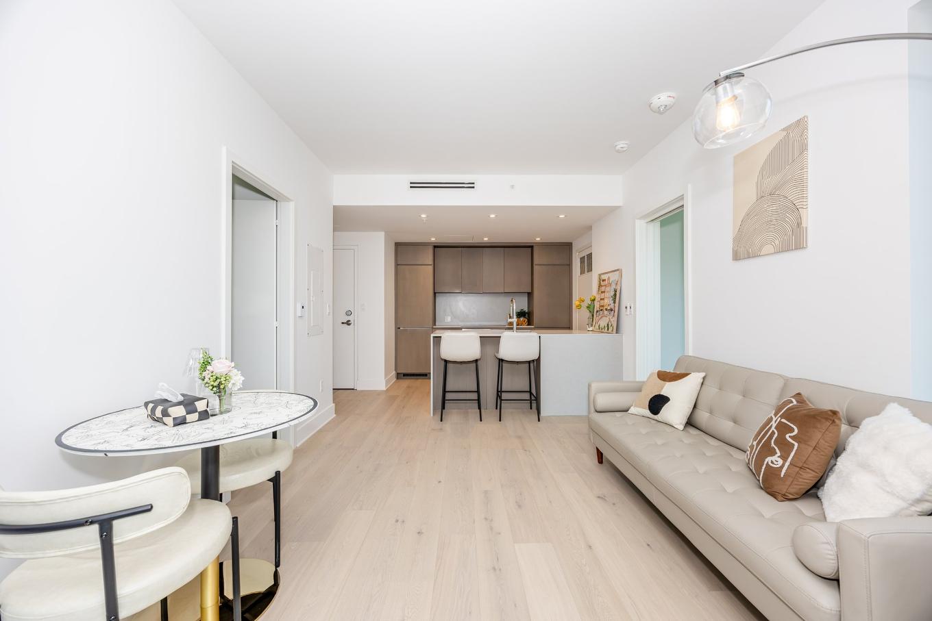 Salon - 302-1000 Rue André-Prévost, Montréal (Verdun/Île-Des-Soeurs), QC - Indoor