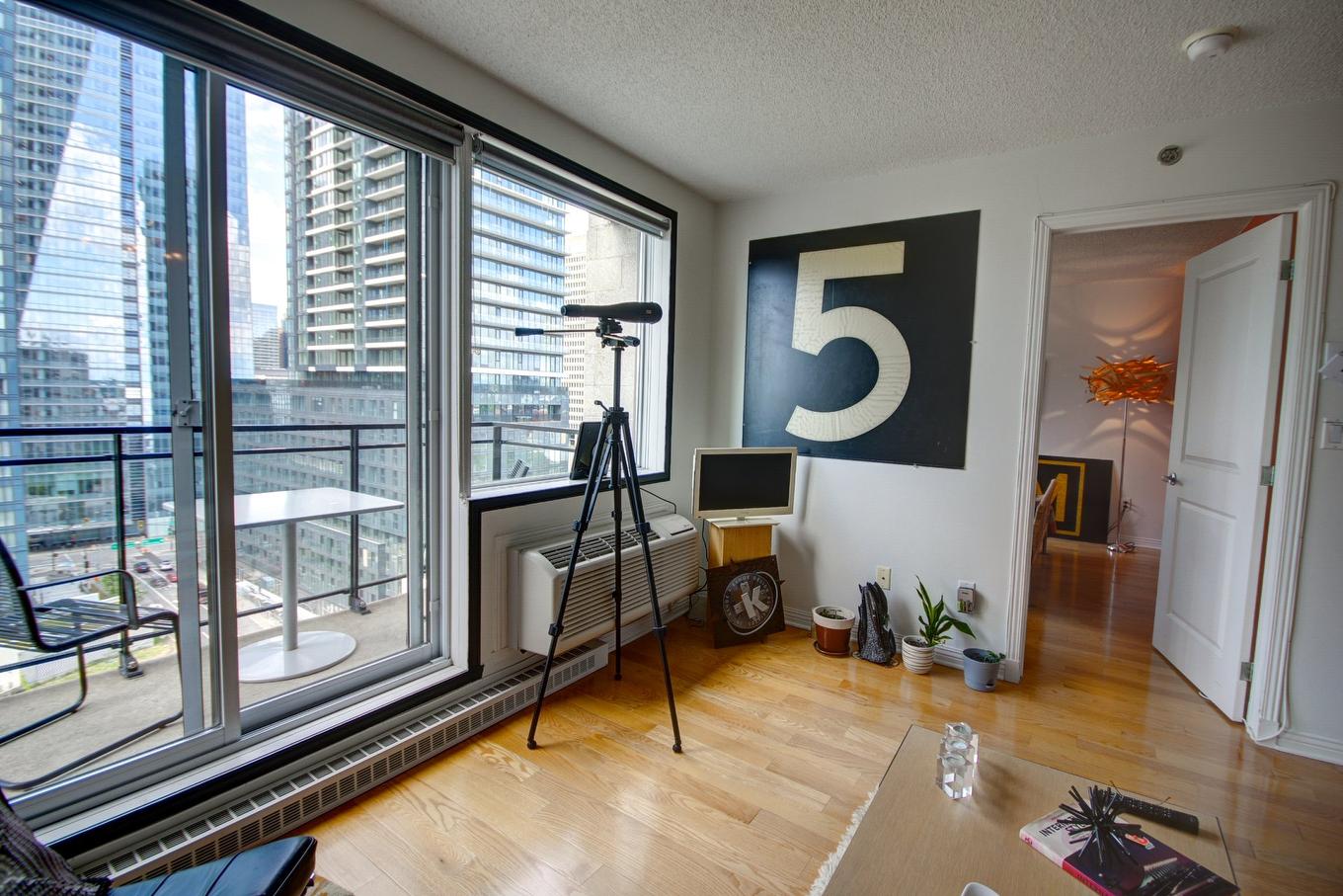 Living room - 1704-1200 Rue St-Jacques, Montréal (Ville-Marie), QC - Indoor Photo Showing Other Room