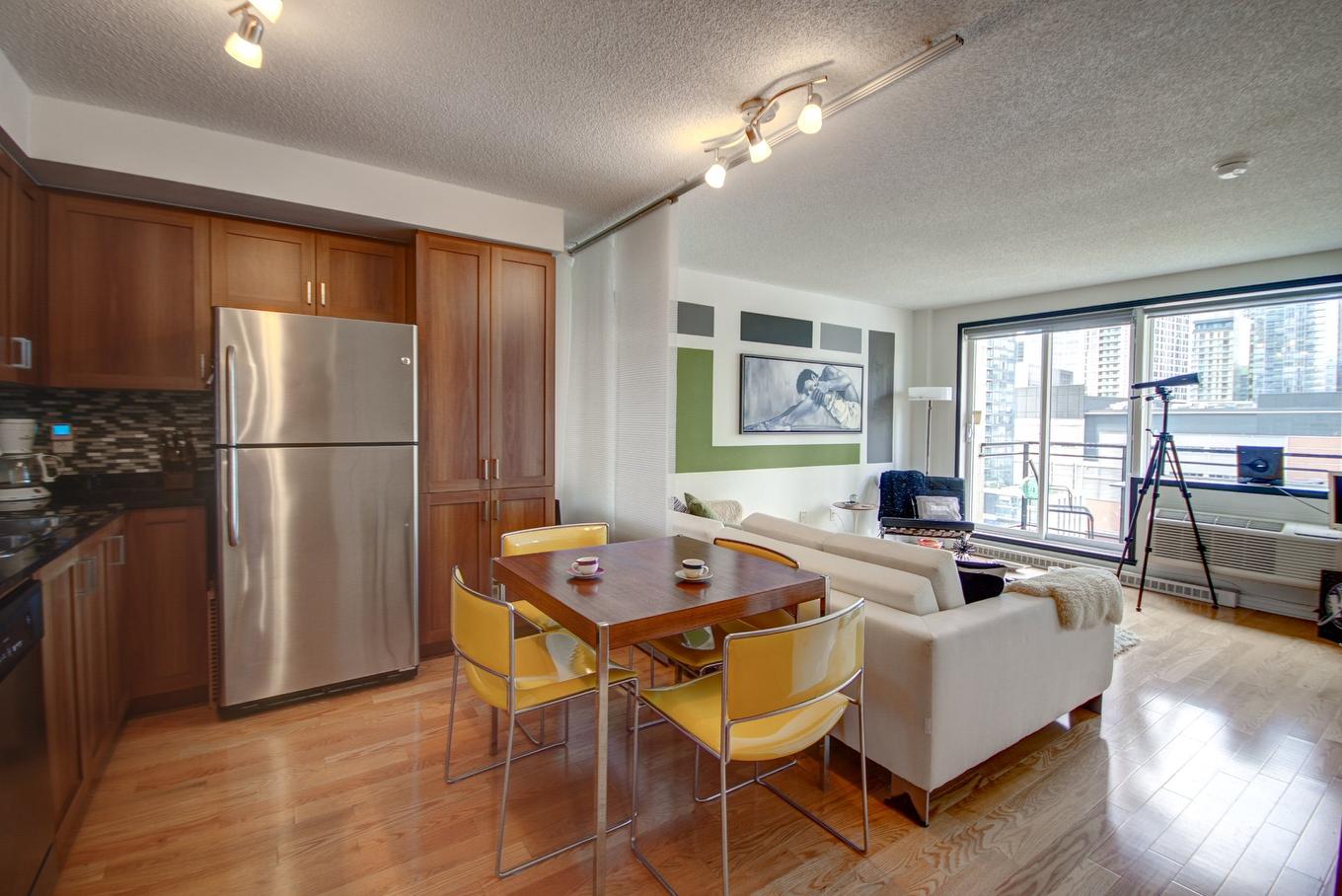 Living room - 1704-1200 Rue St-Jacques, Montréal (Ville-Marie), QC - Indoor Photo Showing Kitchen With Double Sink