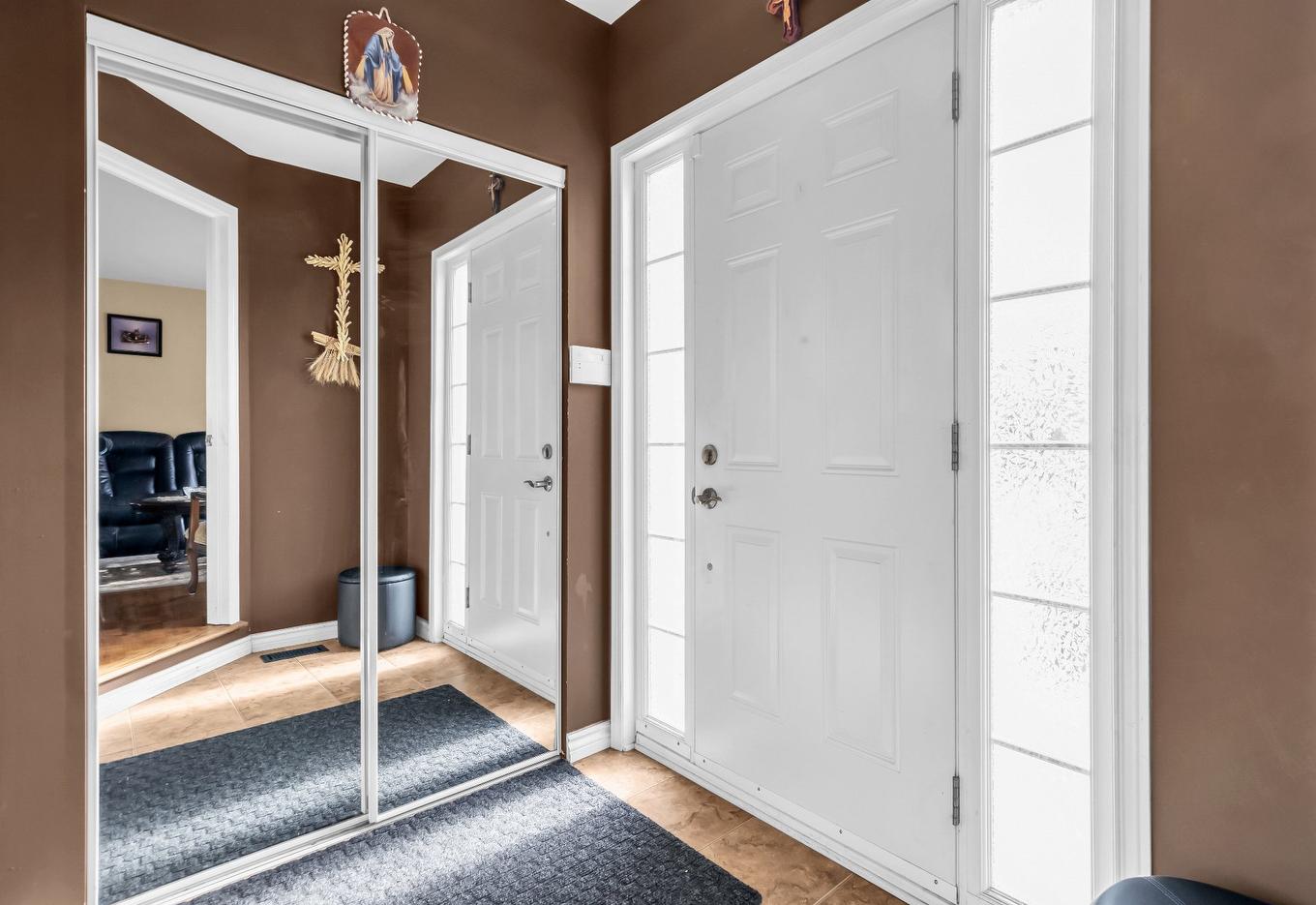 Hall d'entrée/Vestibule - 4946 Rue Évariste-Chaurette, Montréal (Pierrefonds-Roxboro), QC - Indoor Photo Showing Other Room