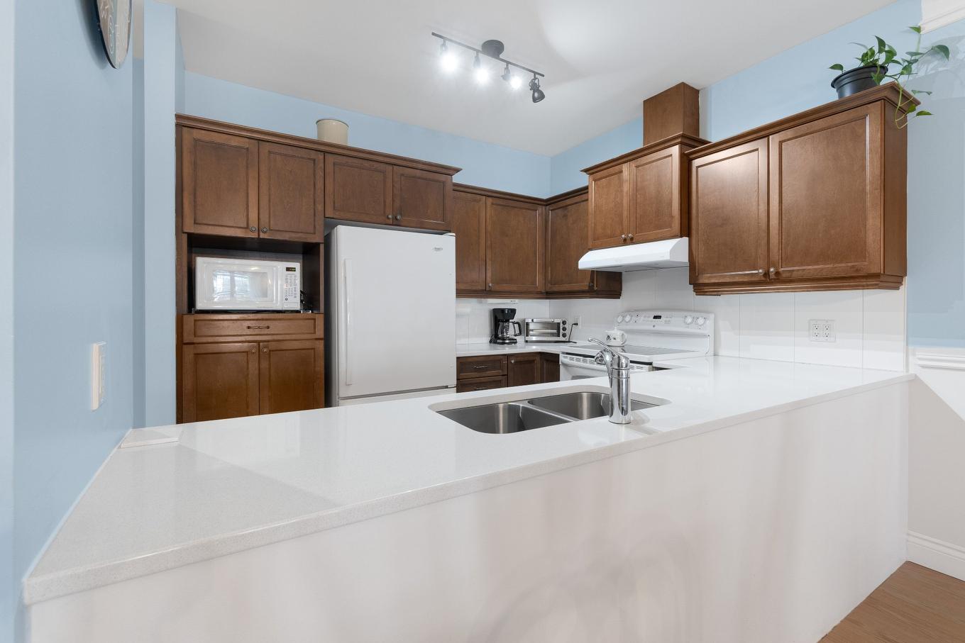 Cuisine - 1063 Rue Du Bruant-Des-Marais, Magog, QC - Indoor Photo Showing Kitchen With Double Sink