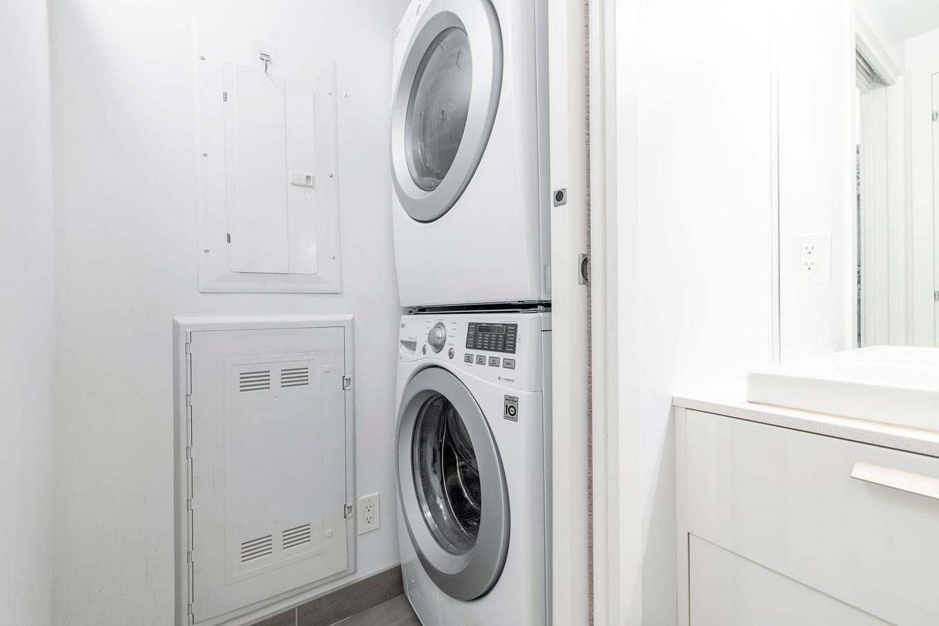 Bathroom - 1703-1211 Rue Drummond, Montréal (Ville-Marie), QC - Indoor Photo Showing Laundry Room