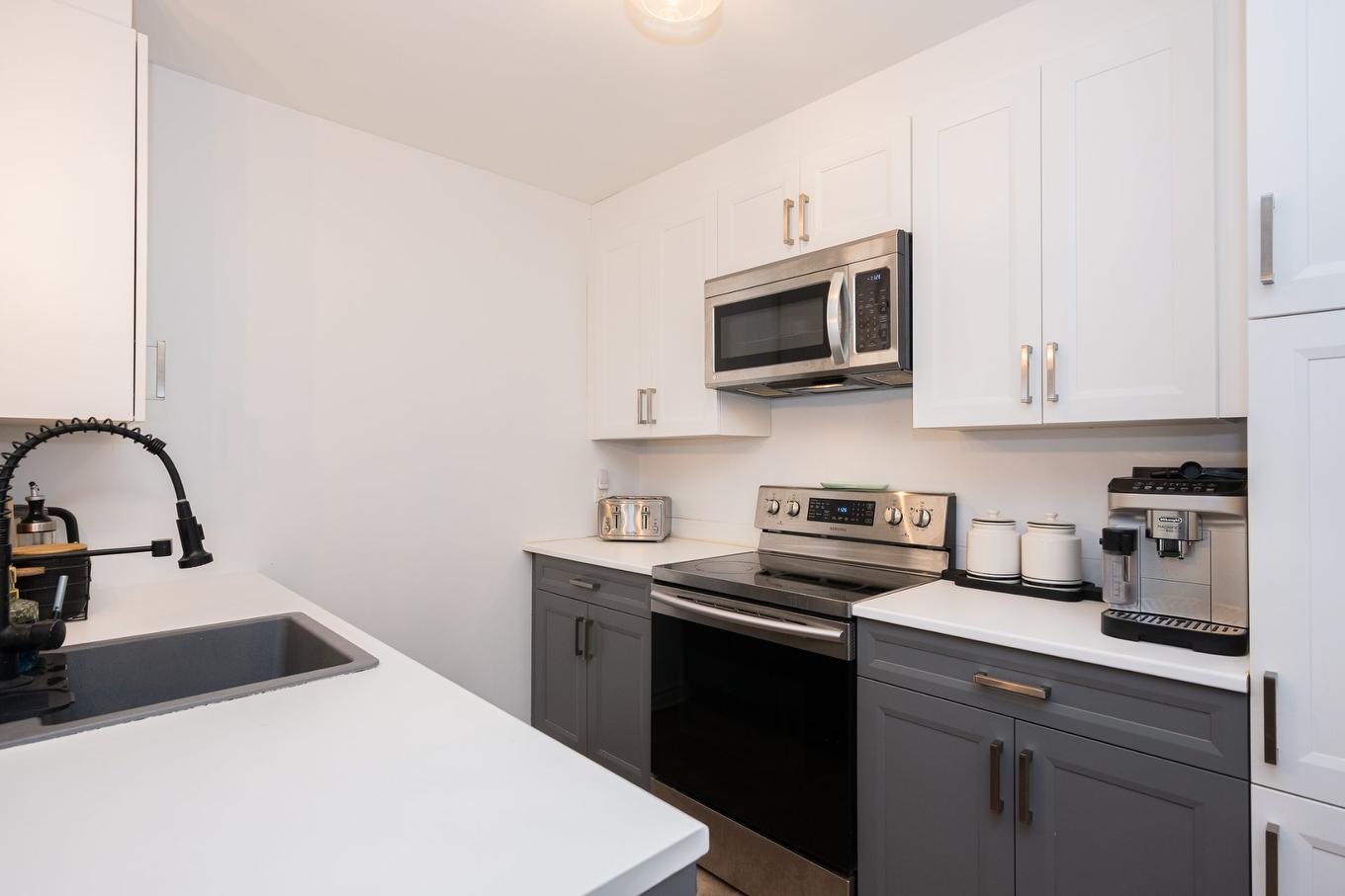 Cuisine - 304-5241 Av. Eliot, Laval (Chomedey), QC - Indoor Photo Showing Kitchen