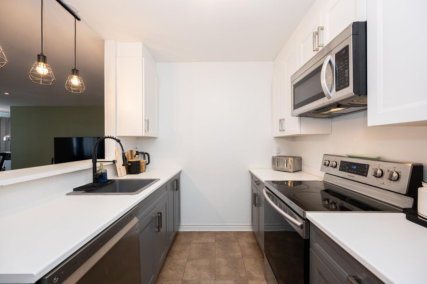 Cuisine - 304-5241 Av. Eliot, Laval (Chomedey), QC - Indoor Photo Showing Kitchen