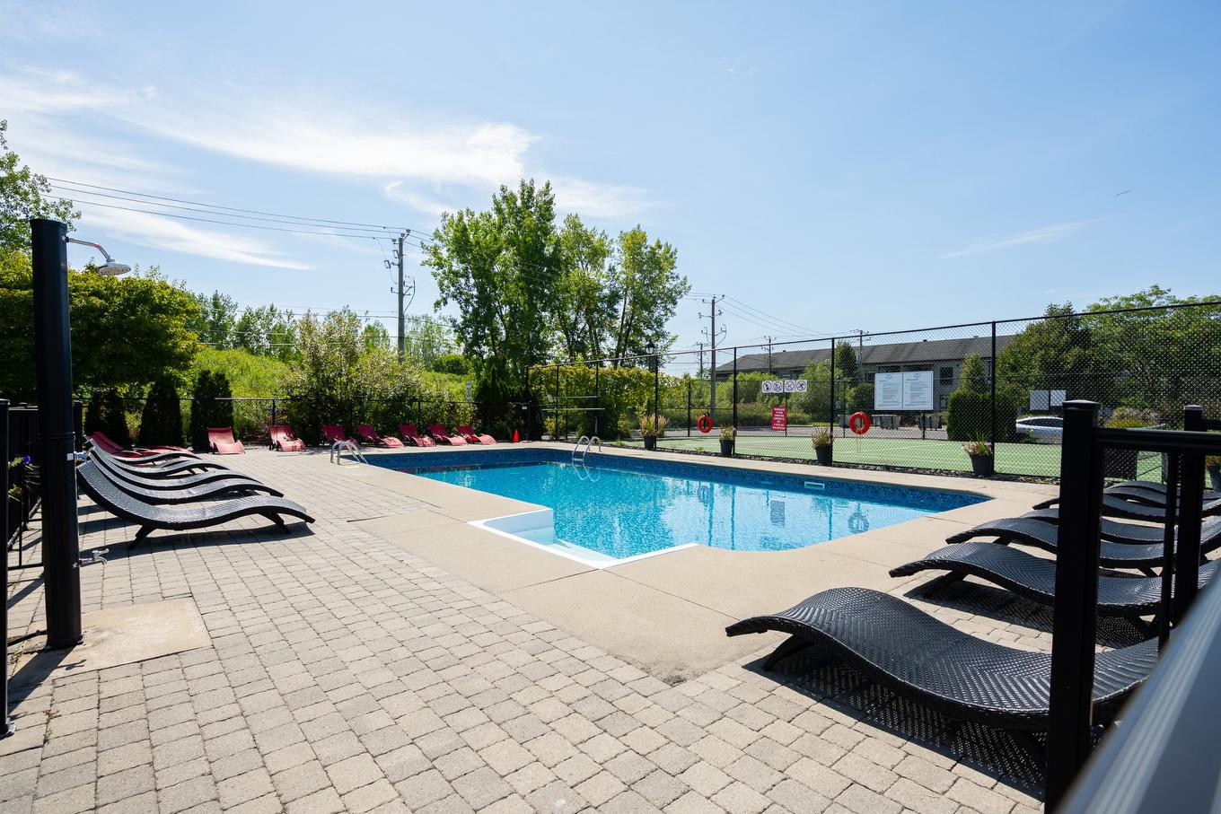 Piscine - 304-5241 Av. Eliot, Laval (Chomedey), QC - Outdoor With In Ground Pool