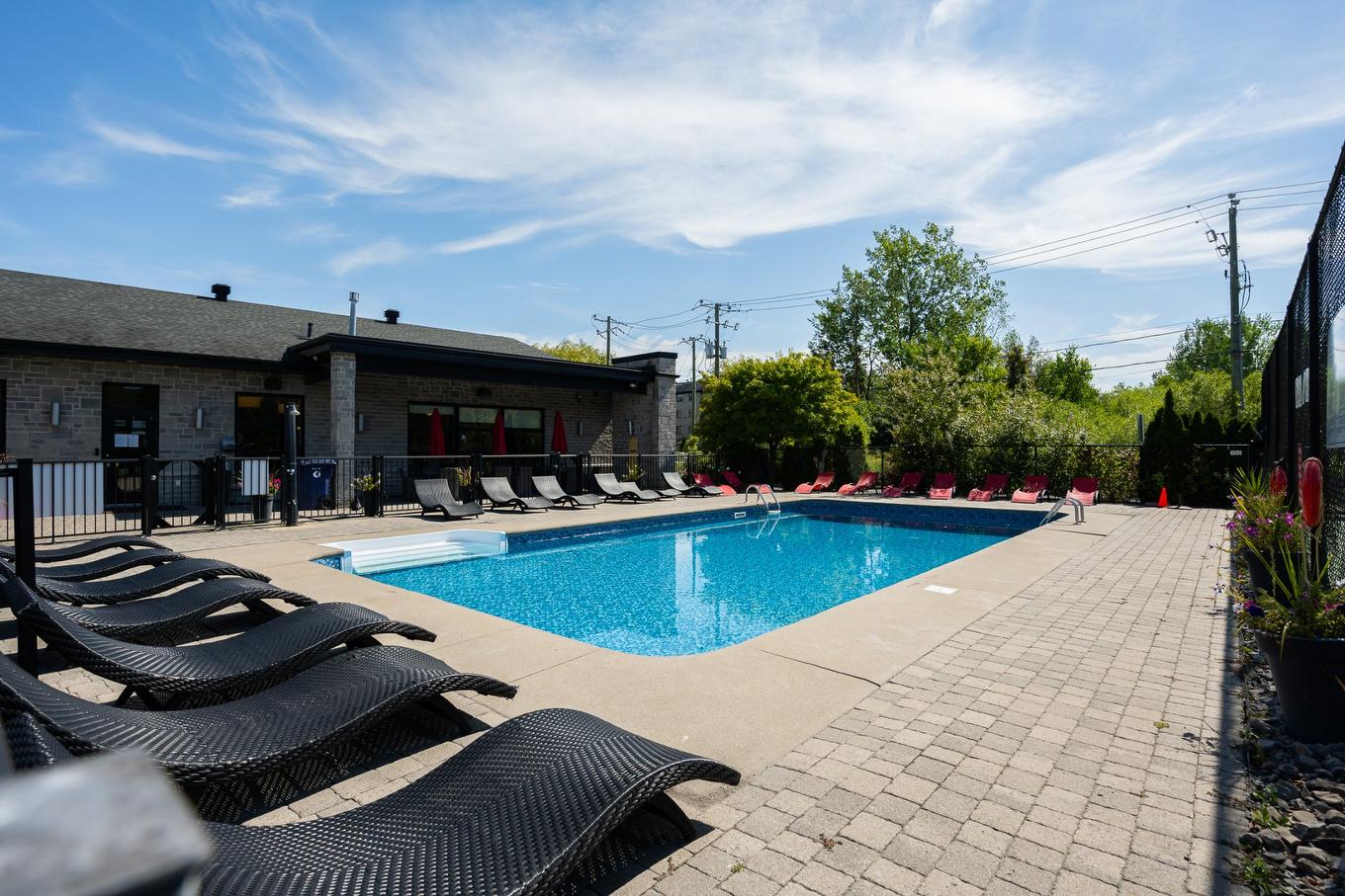 Piscine - 304-5241 Av. Eliot, Laval (Chomedey), QC - Outdoor With In Ground Pool