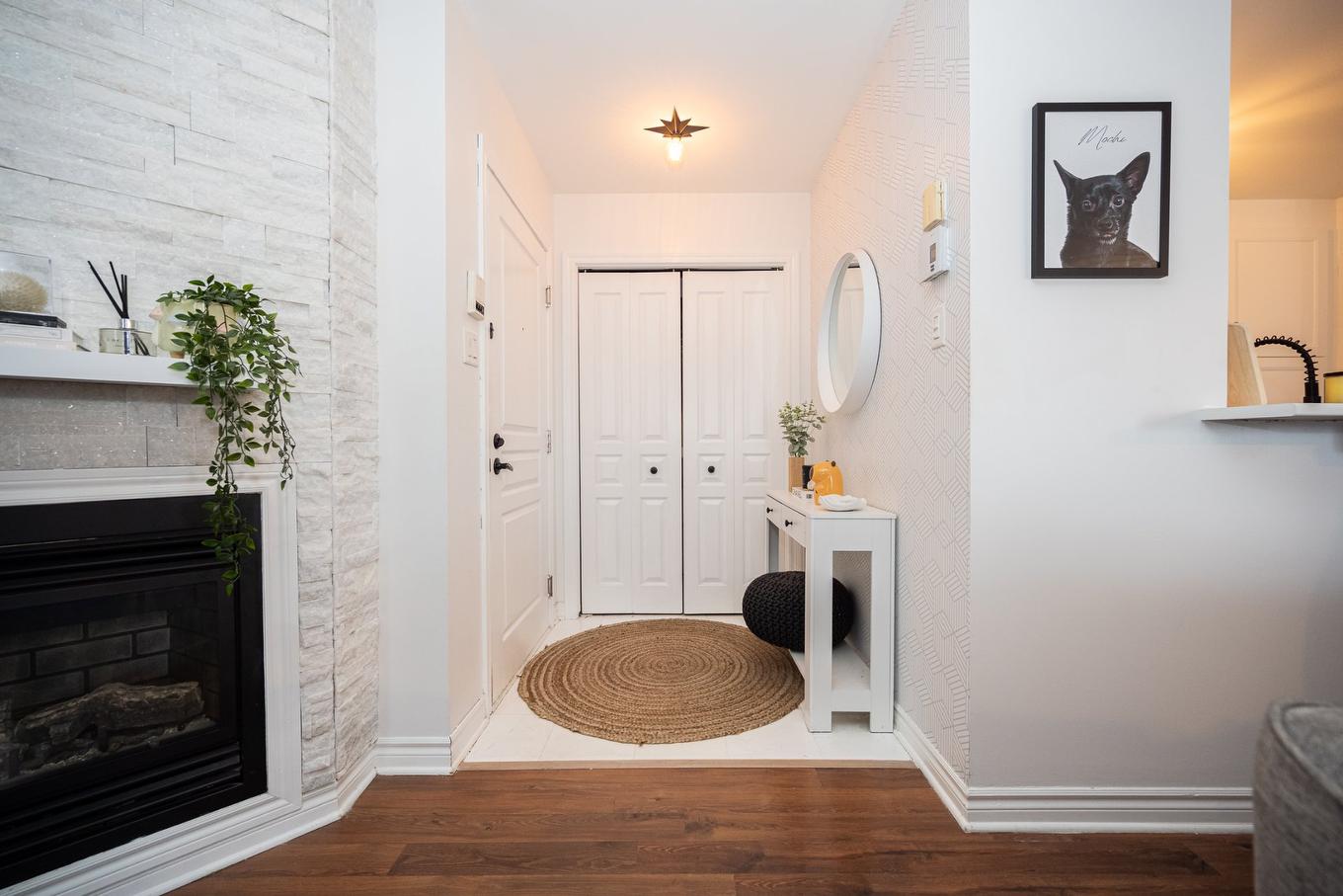 Intérieur - 304-5241 Av. Eliot, Laval (Chomedey), QC - Indoor Photo Showing Other Room With Fireplace