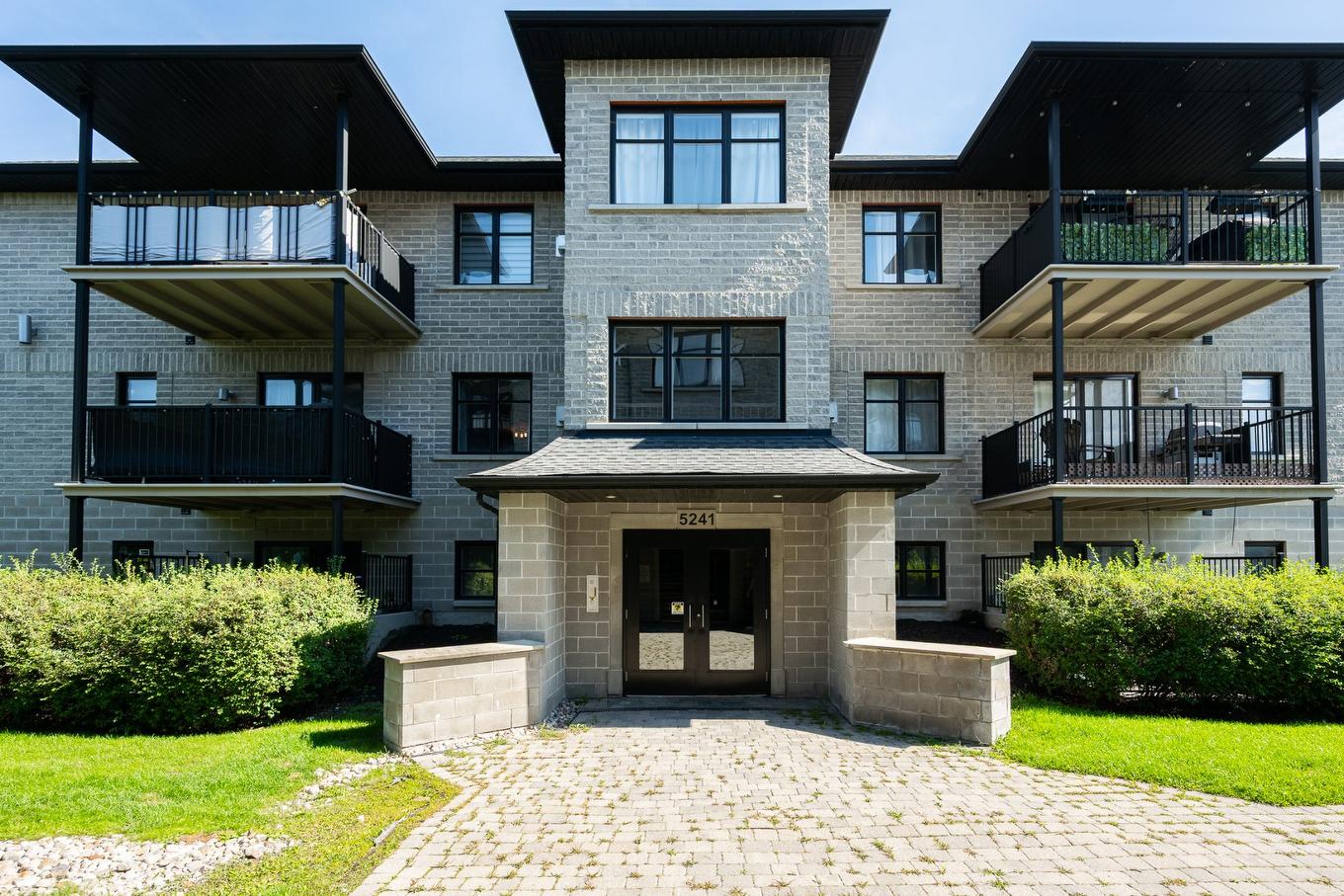 Façade - 304-5241 Av. Eliot, Laval (Chomedey), QC - Outdoor